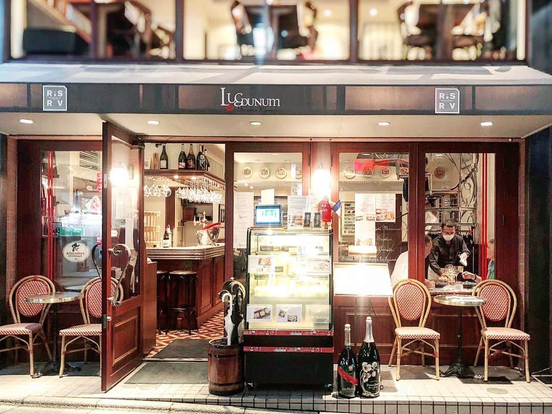 能美黎子さんのインスタグラム写真 - (能美黎子Instagram)「・ 神楽坂にある ミシュラン一つ星フレンチを獲得したことのある ・ 「ルグドゥノム ブション リヨネ Lugdunum Bouchon Lyonnais」 @lugdunum_bouchon_lyonnais  へ。 ・ 食の都であるリヨンの伝統的な料理を 本格的に東京で味わえてしまうお店。 ・ 店内に入ると外国の方も多くいらっしゃり 現地に旅行したような気分になれるような 素敵な空間でした。 ・ 今回頂いたのは シェフのお任せコース。 ＊アミューズブーシュ ＊鴨のフォワグラのテリーヌ 自家製ブリオッシュ ＊アーティチョークとツブ貝 コリアンダーのゼリー →個人的に一押し ＊サンク デー オー社のオマールブルー コンキリエッテのリゾット ＊シャラン鴨の胸肉 二種類のキャベツ モリーユのソース ＊オリーブオイルのビスキュイで作ったタルトシトロン レモンのソルベ ＊小菓子 ・ 美食という言葉が合う。 どれを食べても美味しくて 何より畏まらずに食と会話を堪能できるお店で、 疲れた会社帰りには最高に至福の時間でした。 ・ また訪れたいお店。 金曜日にお伺いした際、満席だったので予約は必須。 ありがとう。 ・ いつかリヨンに行けますように。 ・ #ルグドゥノムブションリヨネ #リヨン#lugdunumbouchonlyonnais #神楽坂 #神楽坂グルメ #神楽坂ディナー #ミシュラン一つ星 #ミシュラン #ミシュラン東京 #ミシュランガイド #ミシュラン巡り #東京グルメ #黎ログ#飲食店応援 #飲食店がんばろう #食べるの好きな人と繋がりたい #食べスタグラム #美味しいもの好きな人と繋がりたい #食の都 #美味しいお店 #リヨン #フレンチレストラン #休日の過ごし方 #東京ディナー #ディナーデート #食べ物グラム #食べログ高評価 #食べログ3点5以上 #アラサー女子 #美食日記」7月19日 19時22分 - reikonohmi