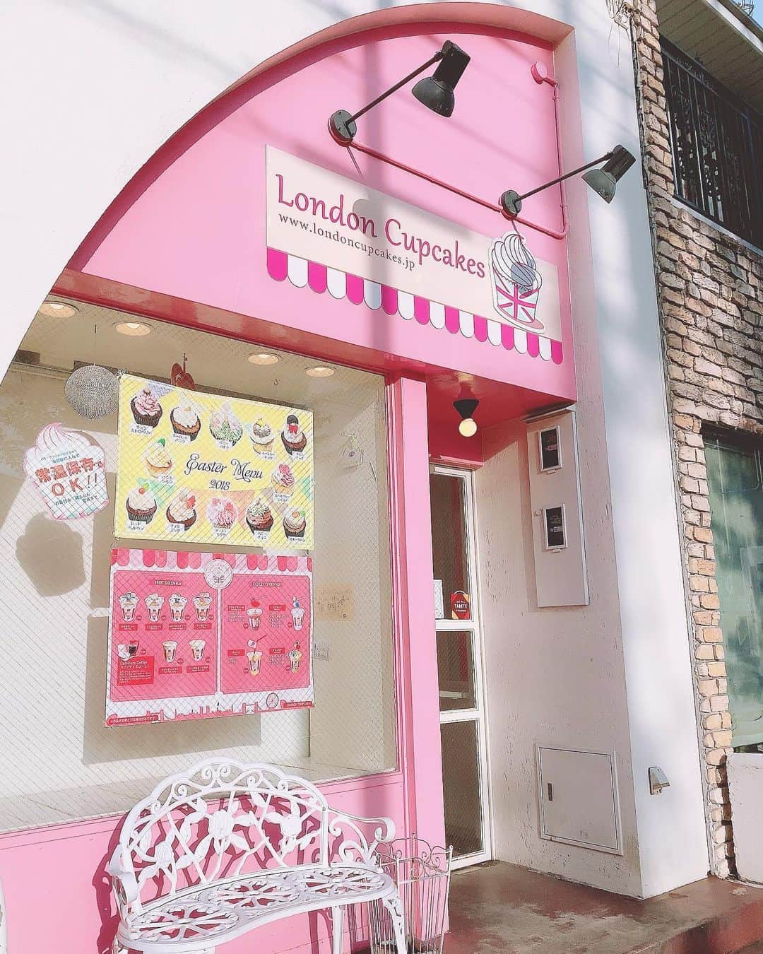 安藤きらりさんのインスタグラム写真 - (安藤きらりInstagram)「さっき紹介したロンドンカップケーキ💓覚王山にあるに(‘ε’)ピンキーでかわいぃ✌︎(￣▽￣✌︎)当日閉店ギリギリでも名前入りできた！ありがとぅす😙⑅﻿ #london #cupcakes」7月19日 19時22分 - ankirachan