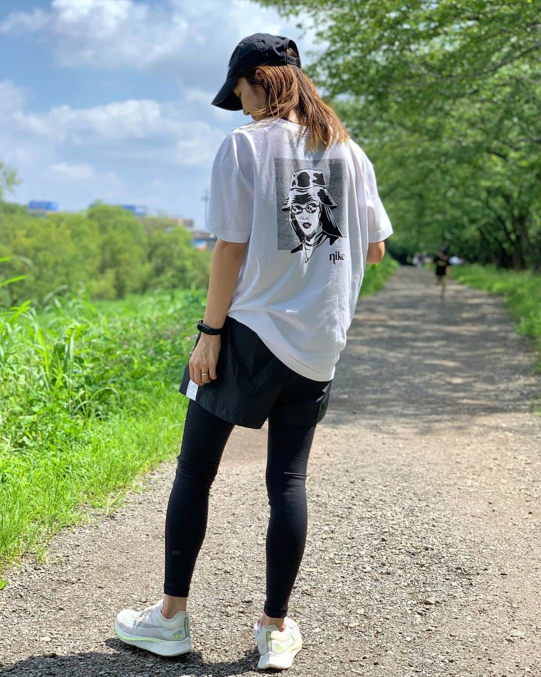 natsumi ♥︎さんのインスタグラム写真 - (natsumi ♥︎Instagram)「2020/07/19 . . 今日は久しぶりの晴れーー🌞 気持ちのいい天気だったなぁ〜😆✨ . 公園行って思いっきり遊んできました💗 2枚目、奥から息子が爆走してきてる(笑) . . 今日の公園は走る気満々で ウエアのまま🤗 でもいつものその辺走る用よりは 可愛いやつ❤️笑 . 全身NIKEのNIKE好き(笑) レギンスもNIKE履いたんだけど、 ロゴがしつこかったので 今回はユニクロ産で💗笑 . バックプリントの女の子、 メガネフレームとピアスが シルバーになってて可愛いの❤️ ↑伝わらないやつ(笑) でもよく見ると光に反射して光ってる✨ . . さて、今日のお昼はマック食べて、 夜はお寿司食べて、、(また寿司笑) あとでワインも飲んじゃお🍷 週末の暴飲暴食が酷い🤗 目標に達し安定してきたので良しとしてます✨ . . .」7月19日 19時24分 - natsu420