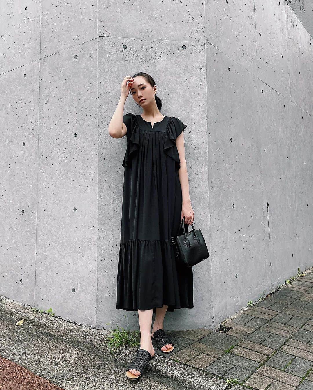 石川マリーさんのインスタグラム写真 - (石川マリーInstagram)「． ． 展示会の時に 「夏になったらデートで着たいなぁ♡」 って思ってgetしたワンピースが届いたっ！！ やっぱり可愛い〜♡ ． ブラックコーデでもカジュアルにならず ちゃんとレディーな雰囲気なれる1枚♡ ． dress ▶︎ @ladymade_official  ． ． ． #ladymade #fashion #ootd #outfit #instafashion #asiangirls #summer #onepiece #dress #black #tokyo #followme #tflers #셀카 #셀피 #셀스타그램 #我 #自拍 #时装 #模特儿 #ファッション #スタイル #コーデ #大人コーデ #アラサーコーデ #ブラックコーデ #ワンピース #夏 #日曜日 #休日」7月19日 19時25分 - marieishikawa