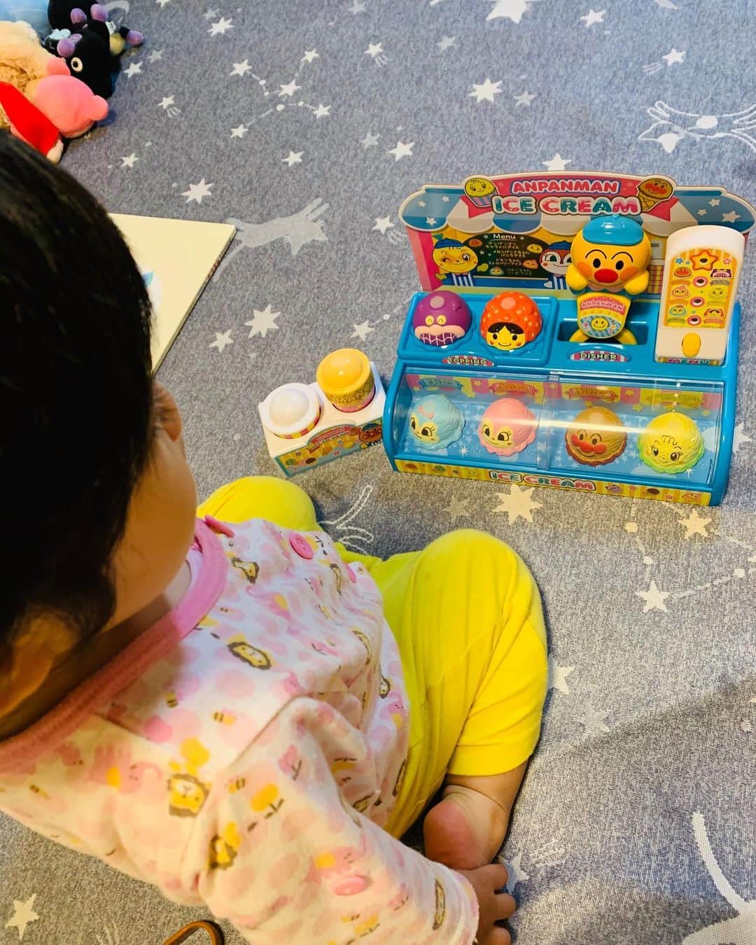横山愛子のインスタグラム：「【アンパンマンアイスクリーム屋さん】 CMで見て、欲しい欲しい言っていた！(厳密にはパパが欲しいと言ってた笑)  ひいおばあちゃんに買ってもらいました❤️❤️ やったーー！！　でも遊び方がワンパターンしかできない💦色々考えて遊びを開発しよう！ そして、オムツも10袋買ってもらった☺️ あっという間に無くなるから、本当にたすかるーーーーー！！ ひいおばあちゃん👵ありがとう^_^ #90歳 #卒寿 #祖母 #アンパンマンおもちゃ」