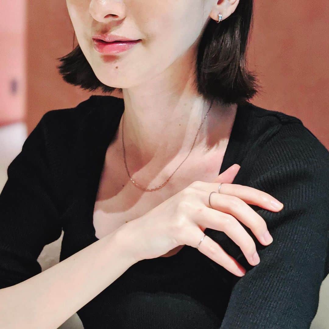 前田紀至子のインスタグラム：「今朝ジュエリーや時計の組み合わせのご質問を頂きましたが、最近は地金だけのシンプルなものを幾つか組み合わせるのが気分です。  調度今SSの時計はオーバーホールに出しているので、カジュアルな格好の日は何も着けなかったり、バングルをプラスしたり…という感じでしょうか。 自分が好きなデザインを組み合わせると、バラバラに買っても意外と統一感が出るのが不思議。  #aularee#プラチナ#プラチナジュエリー#一生モノ」