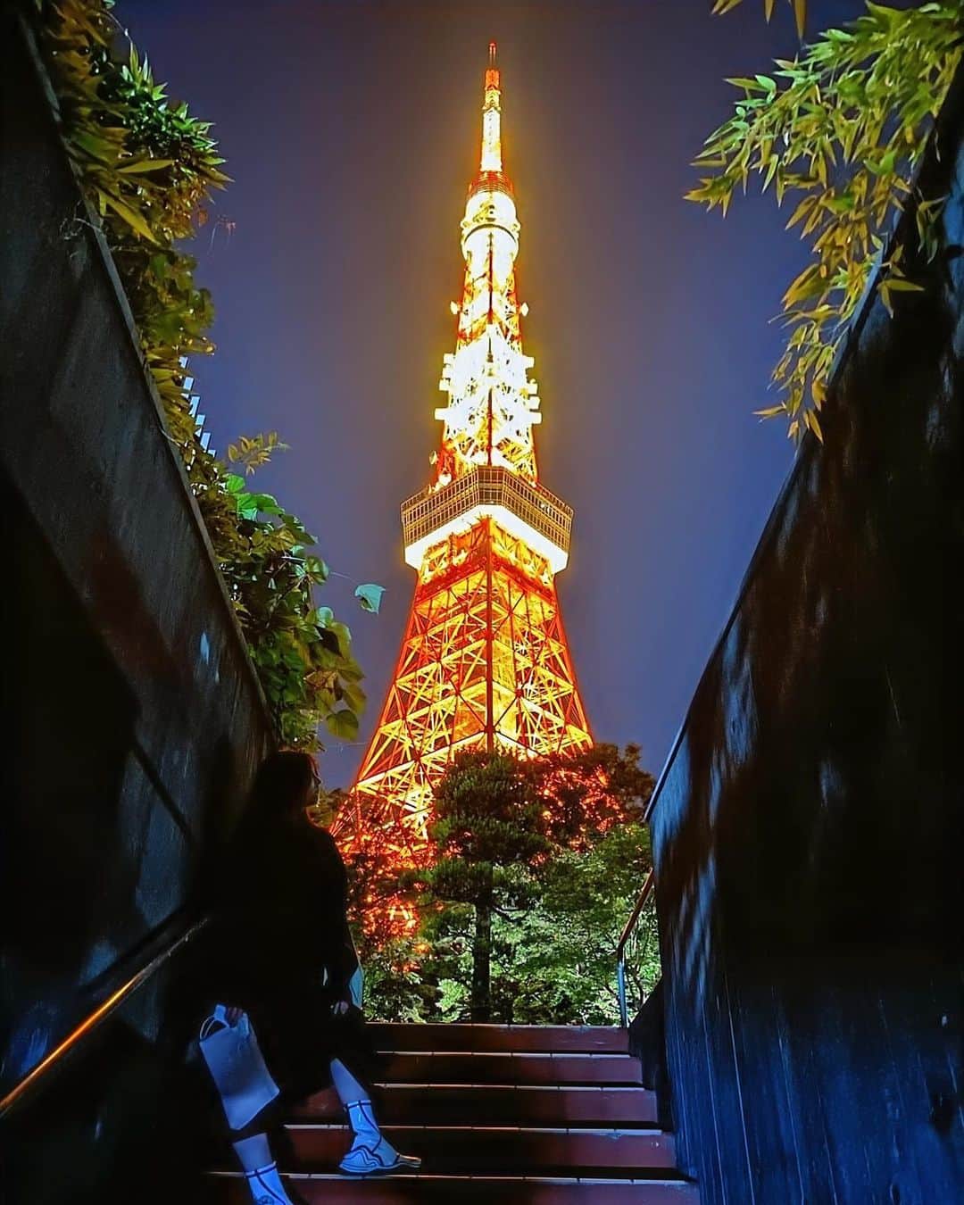 YU-RIのインスタグラム：「🗼✨ 友達と麻布十番でごはんして 芝公園お話ししながら散歩して 帰るっていうのが最近のブーム💗 写真はちゃんべにさん🥰 iPhoneのカメラでもこれだけ 綺麗に撮れる事に感動した😘😘 一眼とか使ってみたいな🙆‍♀️🌟 ・ ・ ・ #カメラ#カメラ女子#カメラ初心者  #東京タワー#夜景#東京の夜景」