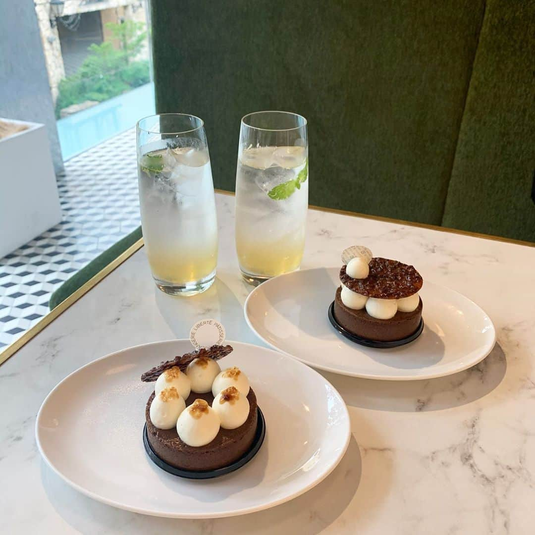 りょうくんグルメさんのインスタグラム写真 - (りょうくんグルメInstagram)「【吉祥寺　LIBERTE PATISSERIE BOULANGELIE】 オシャかわな濃厚チョコレートムース🐒 ㅤㅤㅤㅤㅤㅤㅤㅤㅤㅤㅤㅤㅤ 🏠#吉祥寺　#リベルテパティスリーブーランジェリー 🚶‍♂️ JR吉祥寺駅北口より徒歩6分 📖ケーキセット(¥1020+tax)×2 ㅤㅤㅤㅤㅤㅤㅤㅤㅤㅤㅤㅤㅤ インスタで大人気のモアローショコラにレモネード！ ㅤㅤㅤㅤㅤㅤㅤㅤㅤㅤㅤㅤㅤ 上のキャラメリゼがパリパリ香ばしくて美味しい。 チョコレートは濃厚なムース。 上の白いのはホワイトチョコの生クリーム！ ㅤㅤㅤㅤㅤㅤㅤㅤㅤㅤㅤㅤㅤ 最近食べたチョコ系ナンバーワン。 サイズ感もちょうどよく、見た目も綺麗。 濃厚度もちょうどよくて満足度高い。 ㅤㅤㅤㅤㅤㅤㅤㅤㅤㅤㅤㅤㅤ  店内広いし綺麗。 大理石のテーブルが最高。 スイーツの種類は多くて、ケーキセットはスイーツによって値段が分かれてる。 ㅤㅤㅤㅤㅤㅤㅤㅤㅤㅤㅤㅤㅤ 女性多めの店内。 ランチを食べてる人もいるけどほぼスイーツ。 レモネードばかうまいのが推せる。 店員さんも親切。 ㅤㅤㅤㅤㅤㅤㅤㅤㅤㅤㅤㅤㅤ 最近インスタでよく見る念願のお店〜 店名長すぎるけど店ごと推せる！  2F カフェ 11：00〜19：00  東京都武蔵野市吉祥寺本町2-14-3」7月19日 19時37分 - uryo1113