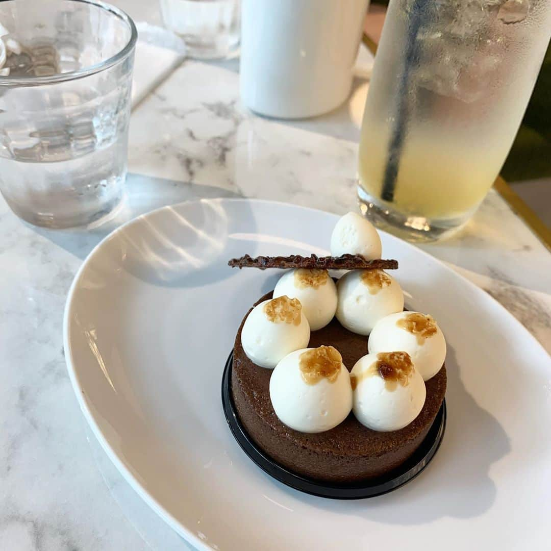 りょうくんグルメさんのインスタグラム写真 - (りょうくんグルメInstagram)「【吉祥寺　LIBERTE PATISSERIE BOULANGELIE】 オシャかわな濃厚チョコレートムース🐒 ㅤㅤㅤㅤㅤㅤㅤㅤㅤㅤㅤㅤㅤ 🏠#吉祥寺　#リベルテパティスリーブーランジェリー 🚶‍♂️ JR吉祥寺駅北口より徒歩6分 📖ケーキセット(¥1020+tax)×2 ㅤㅤㅤㅤㅤㅤㅤㅤㅤㅤㅤㅤㅤ インスタで大人気のモアローショコラにレモネード！ ㅤㅤㅤㅤㅤㅤㅤㅤㅤㅤㅤㅤㅤ 上のキャラメリゼがパリパリ香ばしくて美味しい。 チョコレートは濃厚なムース。 上の白いのはホワイトチョコの生クリーム！ ㅤㅤㅤㅤㅤㅤㅤㅤㅤㅤㅤㅤㅤ 最近食べたチョコ系ナンバーワン。 サイズ感もちょうどよく、見た目も綺麗。 濃厚度もちょうどよくて満足度高い。 ㅤㅤㅤㅤㅤㅤㅤㅤㅤㅤㅤㅤㅤ  店内広いし綺麗。 大理石のテーブルが最高。 スイーツの種類は多くて、ケーキセットはスイーツによって値段が分かれてる。 ㅤㅤㅤㅤㅤㅤㅤㅤㅤㅤㅤㅤㅤ 女性多めの店内。 ランチを食べてる人もいるけどほぼスイーツ。 レモネードばかうまいのが推せる。 店員さんも親切。 ㅤㅤㅤㅤㅤㅤㅤㅤㅤㅤㅤㅤㅤ 最近インスタでよく見る念願のお店〜 店名長すぎるけど店ごと推せる！  2F カフェ 11：00〜19：00  東京都武蔵野市吉祥寺本町2-14-3」7月19日 19時37分 - uryo1113