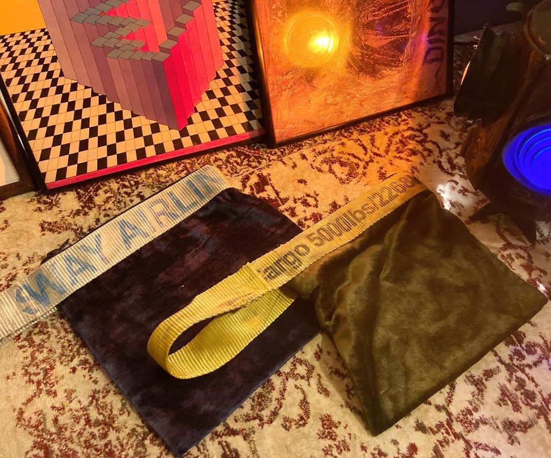 坂田梨香子さんのインスタグラム写真 - (坂田梨香子Instagram)「@puebco_japan でみつけた、エアカーゴの荷物ベルト×ベルベットのポーチ、可愛いくて2色買いした。 puebco行くといつも買いすぎてしまう🤔 ユーズド感やヴィンテージがすきなひとはおすすめ クラフトマンシップを感じるものばかりだからうちはpuebcoでいっぱい」7月19日 19時39分 - rikakosakata_official