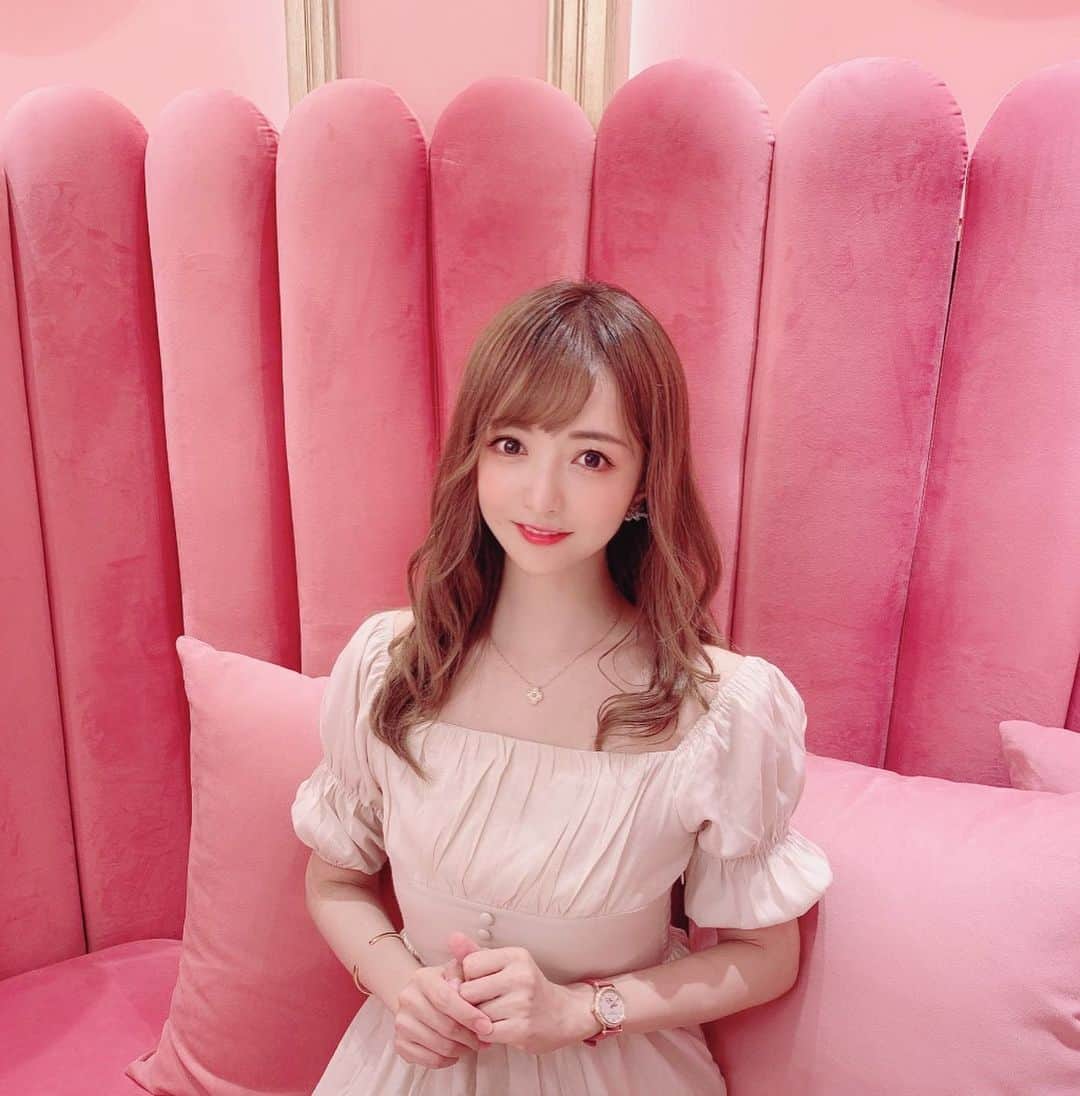 ゆうたむさんのインスタグラム写真 - (ゆうたむInstagram)「💕💕💕 . pinkの世界💕 . . 前に行った表参道のカフェ @salon_de_louis2  の1階です🎀 . . . . この時前髪セルフカットして、 後悔してたよぉ(੭ ˃̣̣̥ ω˂̣̣̥)੭ु⁾⁾ 短い…笑 . . one piece: @andrabbit_official  . . . . #cafe #表参道カフェ  #映えカフェ #salondelouis  #青山　#ワンピース」7月19日 19時42分 - yuutamu_non
