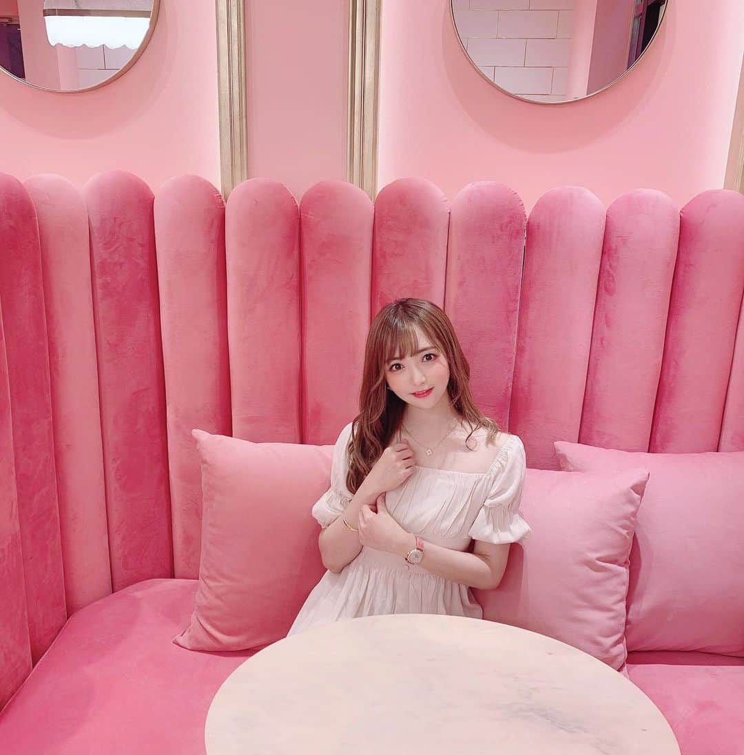 ゆうたむさんのインスタグラム写真 - (ゆうたむInstagram)「💕💕💕 . pinkの世界💕 . . 前に行った表参道のカフェ @salon_de_louis2  の1階です🎀 . . . . この時前髪セルフカットして、 後悔してたよぉ(੭ ˃̣̣̥ ω˂̣̣̥)੭ु⁾⁾ 短い…笑 . . one piece: @andrabbit_official  . . . . #cafe #表参道カフェ  #映えカフェ #salondelouis  #青山　#ワンピース」7月19日 19時42分 - yuutamu_non