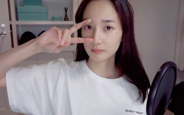 高嶋香帆のインスタグラム：「癖毛に耐えきれず、ストレートあててきました。 . これぞ、理想のサラ毛！！！ . いつもお世話になっている美容室 . #air銀座セントラル @motonori_kurihara  指はハサミで切ってしまいました。 YouTube用に買ったマイクが見切れてます☺️」