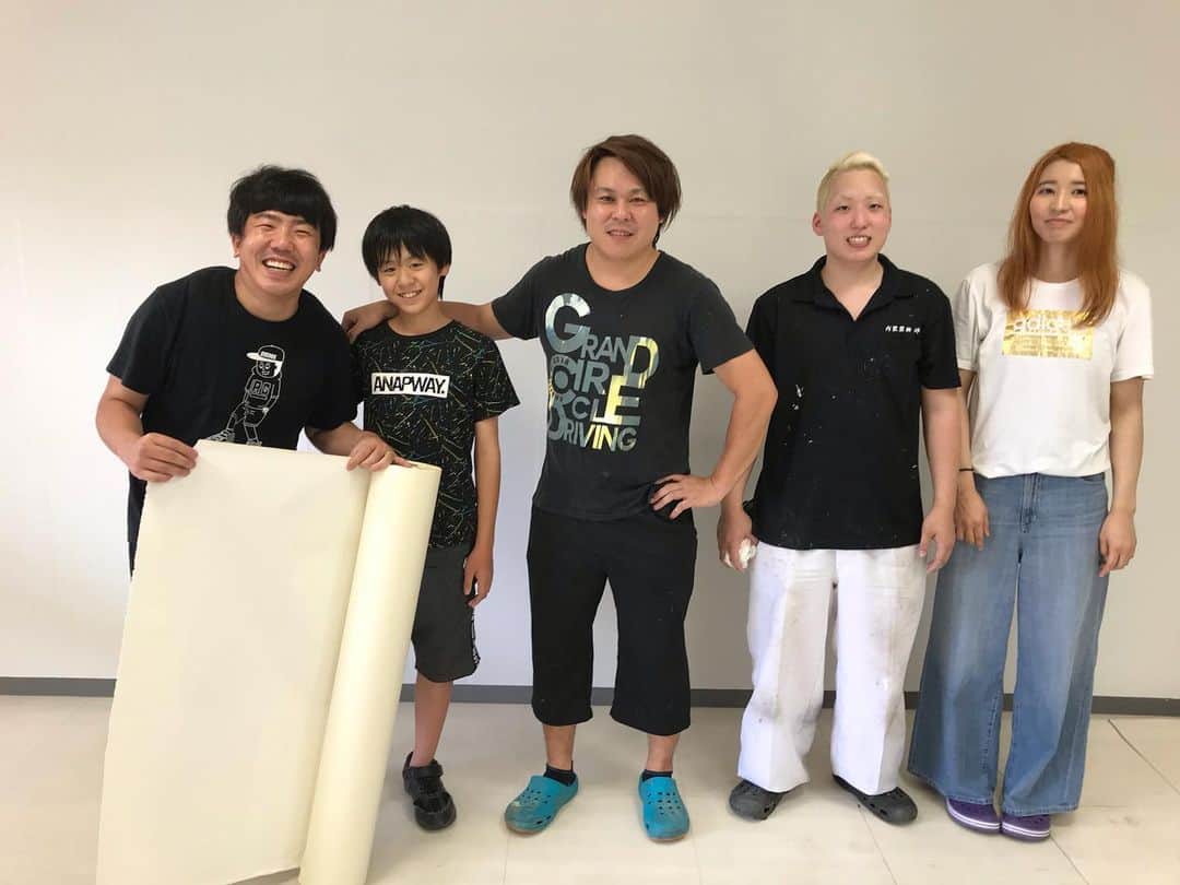 のインスタグラム：「かじ笑店のクロスの張り替え完了！  観音寺市の『内装装飾　絆』さんが張り替えてくれました！  めちゃくちゃ綺麗になった！  知り合いじゃなかったけど、石川さんがSNSでわざわざ連絡下さり張り替える事が出来ました！  お休みの日にわざわざ来てくれて本当に感謝しかありません！  #かじ笑店」