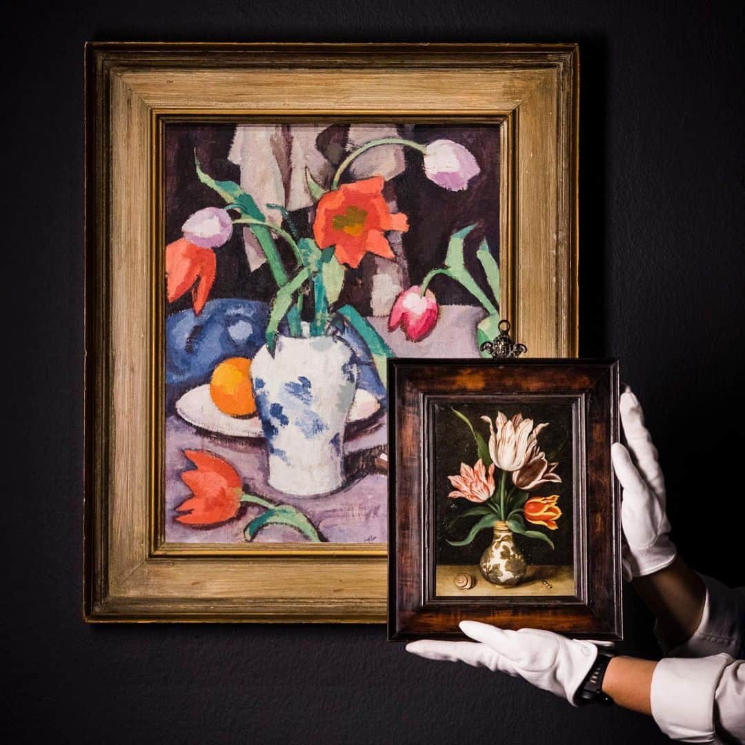 サザビーズさんのインスタグラム写真 - (サザビーズInstagram)「Tulip mania across the centuries: ‘Still life of four tulips in a Wan-Li porcelain vase’ by Ambrosius Bosschaert the Elder is dated to the years shortly after 1610, and in the simplicity of its arrangement of only four blooms of tulips, is unusual in the artist’s oeuvre. Dated 1923, ‘Still life with Tulips and Fan’ by Samuel John Peploe is a joyous celebration of colour, painted in a bold modernist style. Both artists – some 400 years apart – celebrate this most popular of bulbs in their own inimitable fashion. _ These works are on view in our London galleries* ahead of our ‘Rembrandt to Richter’ Evening Sale on 28 July – link in bio for more details. _ #RembrandttoRichter #SothebysMasters #SothebysModBrit #AmbrosiusBosschaert #SamuelJohnPeploe #GetAppy  _ *to ensure that our galleries are safely open for all to view, we ask that all visitors adhere to the guidelines clearly signposted throughout the building. Masks and sanitiser are available as needed.」7月19日 19時47分 - sothebys
