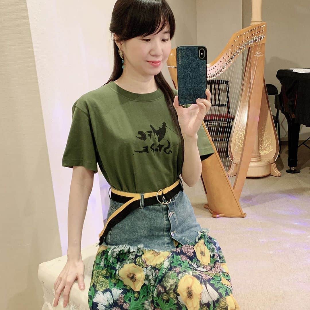のインスタグラム：「#撮影衣装　 My performance costume T-shirt is designed by the Japanese #calligrapher  #ライオンキング  アフリカのイメージで アースカラーのカーキ色Tシャツ を選んでみたよ🌍 @mfc_store  @mfc_store_outfit  さんで販売されている #書道　ロゴデザイン ✴︎ スカートは 楽天ネット #westeby  ストアで購入 ひまわり🌻柄で夏っぽく☀️  デニムとシフォン 異素材の組み合わせが おもしろい✨  ハープ弾くときは… カジュアルな素材でも どこかエレガントな雰囲気になるように気をつけてます✨ #ファッション #fashion #ハープ #音楽 #松岡みやび #ミヤビメソード #心理学 #癒し  #harp #music #miyabimatsuoka #harpistlife #healing」