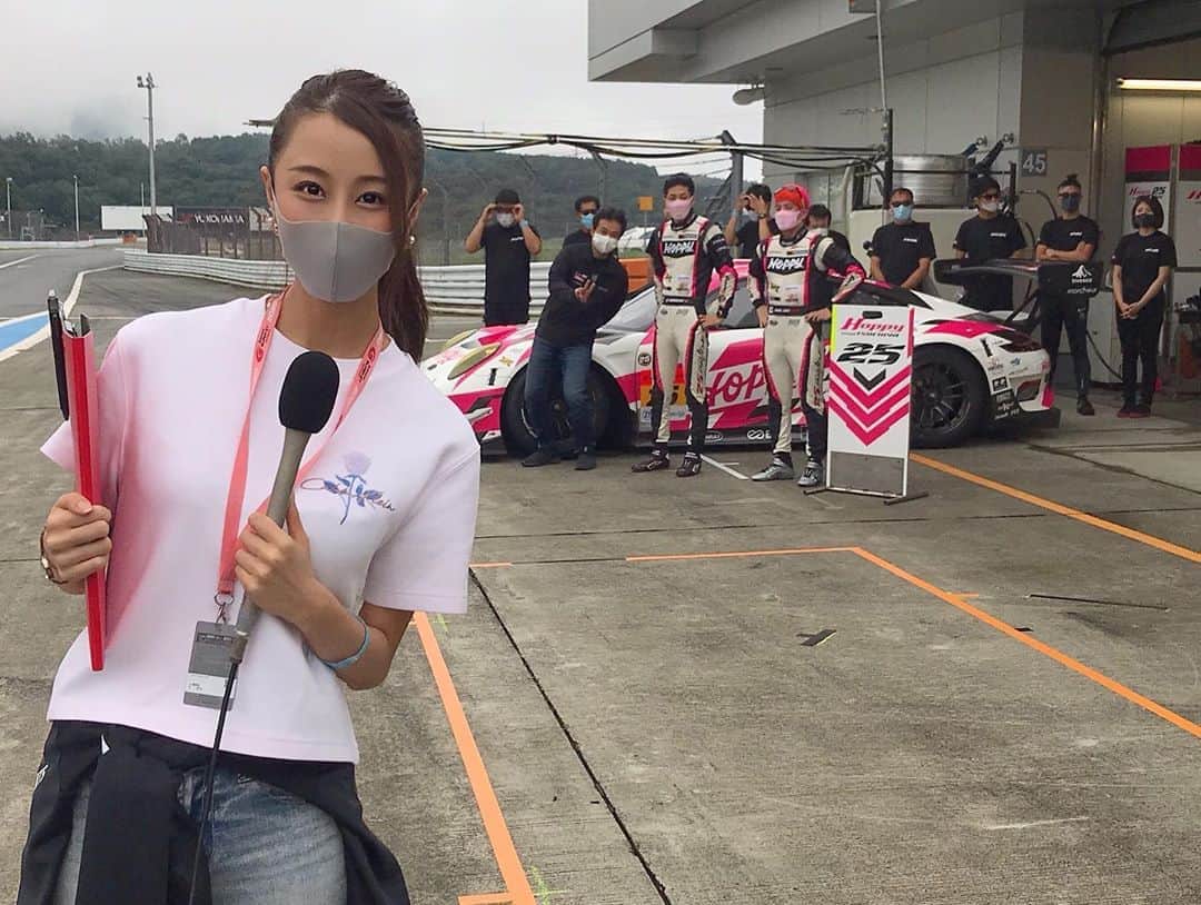 のインスタグラム：「SUPER GT 2020シーズン開幕戦❤️﻿ ﻿ 濃すぎました❣️笑﻿ 霧でDelayになった土曜のフリー走行は﻿ いきなり霧が晴れて再開し、﻿ ﻿ 事前の天気予報で次の日の予選が﻿ 無事行われるか分からず、﻿ フリー走行でグリッドが決まるかもしれない と言うことで﻿ 予選並みのアタック合戦のバッチバチのフリー走行😍﻿ ﻿ 日曜は事前の予報とは裏腹に﻿ 予選は無事行われ、﻿ そこから予選トップ3ドライバートークショーから すぐに﻿決勝レースと﻿ 怒涛の1day開催でしたが﻿ ﻿ もー500クラスも300クラスのレースも﻿ ハナから熾烈な闘いが繰り広げられて﻿ 本当に疲れが吹っ飛ぶ面白いレース❤️﻿ ﻿ でした！！！﻿ ﻿ 担当させて頂いたGT300クラスのインタビューでの﻿ 吉田選手の目に浮かんだ涙に感動しました😭😭﻿ 川合選手はデビューウィン⭐️﻿ チームはなんと初優勝💕﻿ ﻿ ﻿ そして500はスープラ復活イヤー﻿ 初戦にして表彰台独占！！！鳥肌でした。﻿  表彰式はお客さんがいらっしゃらない分 私とジローさんで盛り上げましたよっっ💪笑 ﻿ 2戦目も楽しみ！﻿ 写真あり過ぎてとりあえず横向き編w﻿ ﻿ ﻿ #SUPERGT #開幕戦 #個人的には怒涛の3日間　#1day開催　#fujispeedway2020 #fujispeedway」