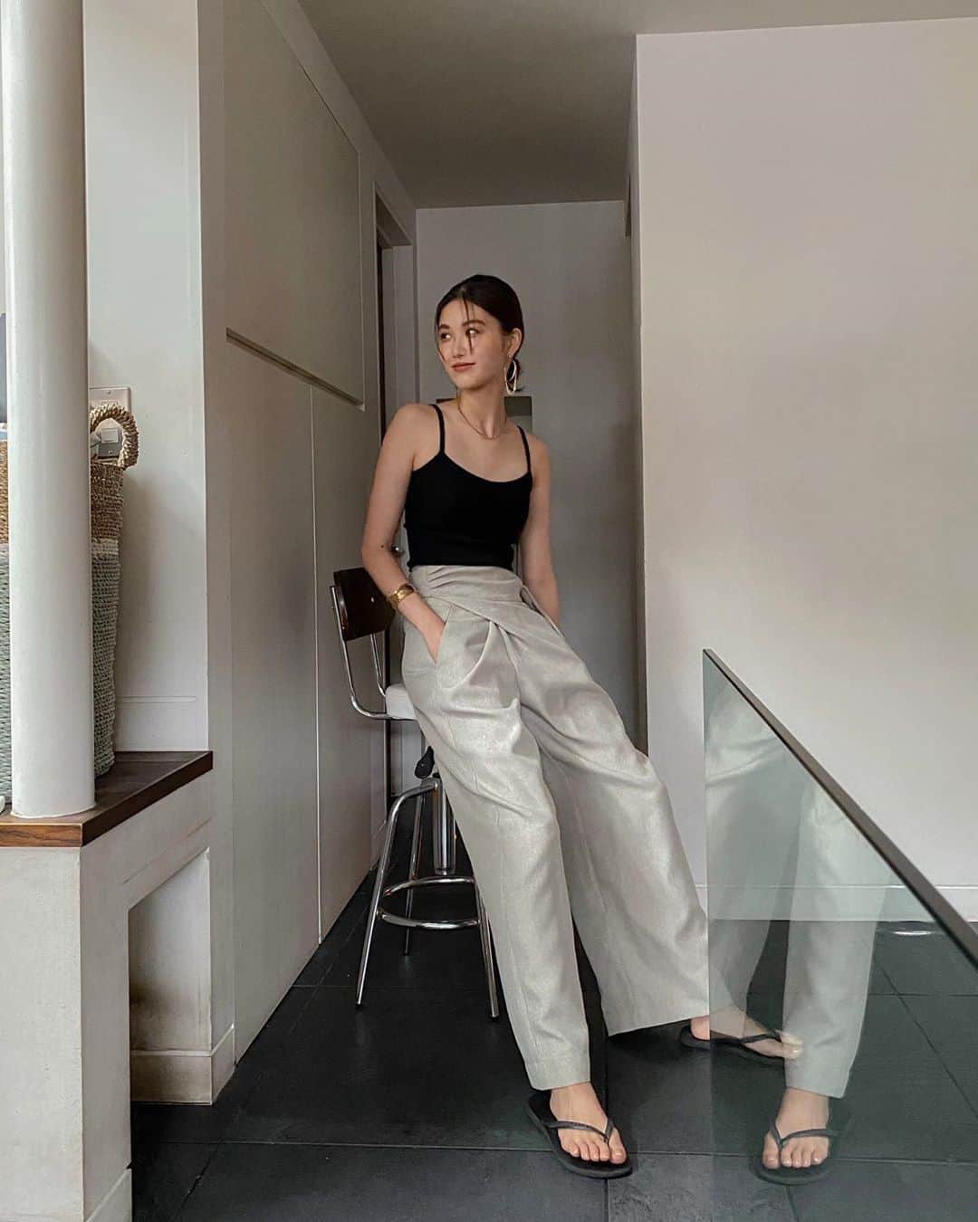 影山可蓮のインスタグラム：「・ ・ #ootd 📸 ・ 🏷 TOPS @lian_____official  PANTS @urs_official  SHOES @havaianasjapan  ・ ・ 最近さらに服がシンプルになってる気がするです🤭 カップ付きで背中開きの楽々リブキャミは一枚でもインナーとしても使いやすくて今季重宝しております🌿 ・ パンツはちょっと面白いデザインでメリハリやね←😚 ・ ・ #outfit #ootd  #instafashion  #lian_official #urs_styling  #minimalstyle #minimalfashion  #classicstyle #simpleoutfit #everydaylook  #コーデ #コーディネート #今日のコーデ #私服  #karen_k_outfit」
