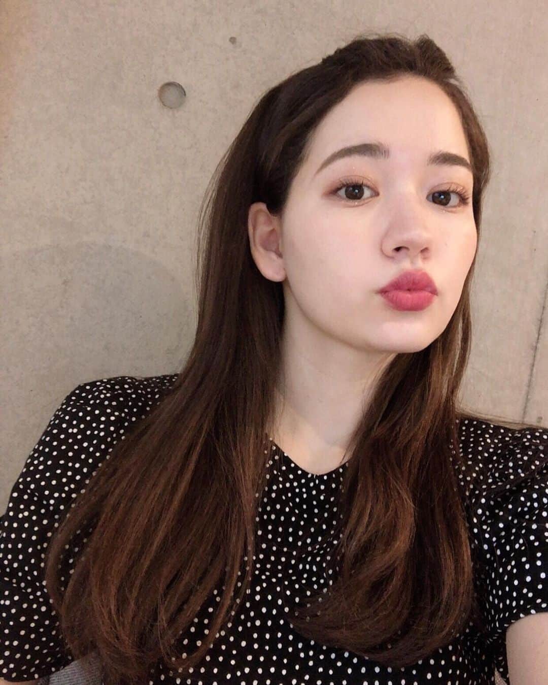 加藤愛里クリスティーナのインスタグラム：「この前ストーリーにまつげあげた時、めっちゃ質問あったんだけど マツエクマツパじゃなくて、ファシオのマスカラ下地とマスカラ使ってる☺︎ マスカラ下地は本当大事でボリュームめっちゃでるから素晴らしいですう 今マスカラ下地もついてくるからお得よ🦖 #giftedbyFASIO #ファシオ #FASIO #パワフルカールマスカラ @fasio.official」