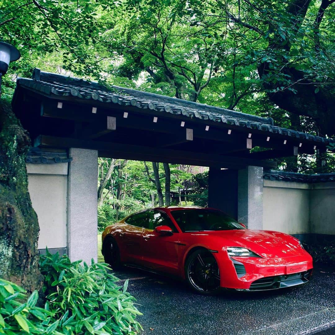 Porsche Japanさんのインスタグラム写真 - (Porsche JapanInstagram)「#タイカンモーメント「門前」﻿ いよいよ日本に上陸したポルシェ初のフル電動スポーツカー新型タイカン。﻿ そんなタイカンの日常を写す”タイカンモーメント”。﻿ スペシャルカラーのカーマインレッドを纏ったタイカンが走り出します。﻿ ﻿ #ポルシェ #Porsche #タイカン #Taycan #Soulelectrified #日本 #JAPAN #日本の風景」7月19日 20時00分 - porsche_japan
