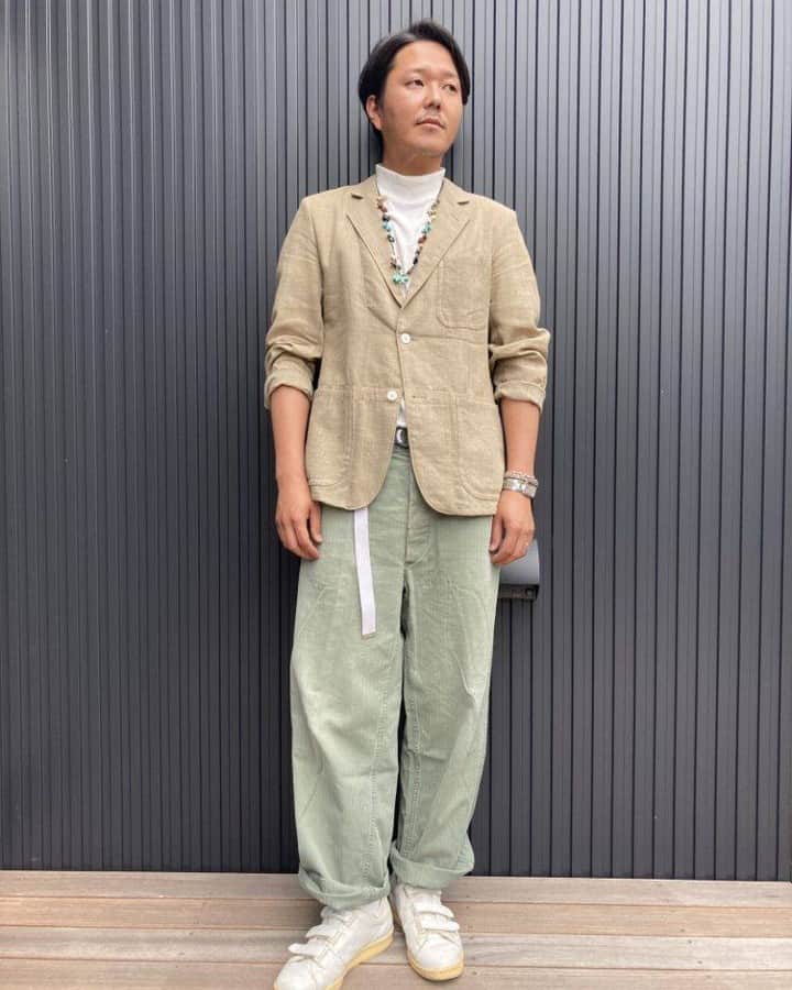 のインスタグラム：「【My adidas #07】スタンスミスのベルクロ版のようなデザイン。70年代に審判用シューズとして発売された「マスター」  「アディダスは中学生の頃、親にねだって買ってもらった初めてのスニーカーブランド。兄がはいていたスーパースターがカッコよくて、自分も「どうしてもはきたい！」とお願いしました。その頃からアディダスファンですが、なぜかほかのブランドよりもクリーンな印象があります。アーカイブには古着市場でも価値の高いモデルが多く、偉人達に愛されてきた銘品ぞろいというイメージも。所有しているのは6足ほどになりましたが、思い入れが強いのはこの3足。タグ付きのスーパースターは‘90sのアジア製デッドストック。左右で焼け具合が違うので、同じ焼け具合にしてはこうと奮闘していたのですが、結局、左右均等にならず…。はくタイミングがわらかなくなって今に至っています。あとの２足はどちらもフランス製のヴィンテージで、町田の古着屋で買いました。手前の3本ラインはセンチュリーに酷似していますが、ソールが違う不明モデル。ベルクロのは70年代に審判用シューズとして発売されたマスターです。スタンスミスのベルクロ版のようなデザインで、シンプルで合わせやすいお気に入りの一足です。  ヴィンテージスニーカーを合わせる際は、洋服はクリーンなものを合わせるようにしています。きょうはジャケットスタイルのハズしにヴィンテージのマスター。ジャケットはサンカッケー、パンツは古着ですが、インナーはフィルメランジェのハイネックでかっちりしたムードに。ヴィンテージアディダスをゴリゴリの古着に合わせる日もありますが、もう大人なので、基本的にはクリーンカジュアルのドレスダウンに使っています。」関口文也さん（フィルメランジェ ディレクター）  #uomo #uomomagazine #webuomo #アディダス #スニーカー #コーデ #大人 #愛用 #Myadidas #マスター #master #関口文也 #sunkakke #filmelange #fashion #mensfashion #mensstyle #82451」
