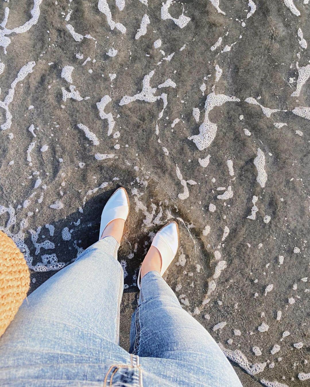 本間愛花さんのインスタグラム写真 - (本間愛花Instagram)「新しい靴だし白い。 けれど、 今自分がこうしたい と思うことに ブレーキをかける必要は ないと思うから。 汚れてしまったのなら、 その後に責任をとればいい。 自分で決めればいい。  結局は脱いでバシャバシャ したのだけれど😳」7月19日 20時08分 - aikahonma