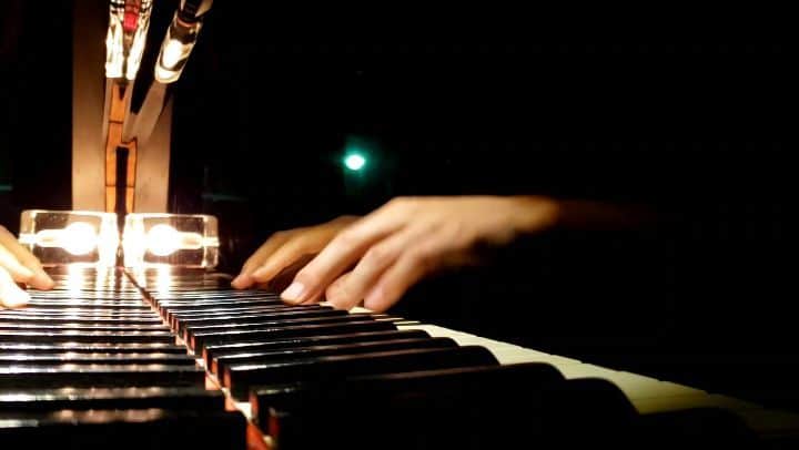 大久保裕太のインスタグラム：「『ぼくたちの失敗』. 麻夕美ちゃん(@mayuumiroom)からリクエストがあったので… 遅くなってごめんなさい おやすみなさい  #piano#pianoman#okbpiano#jpop#goodnight#request#19 #森田童子#ぼくたちの失敗#高校教師」