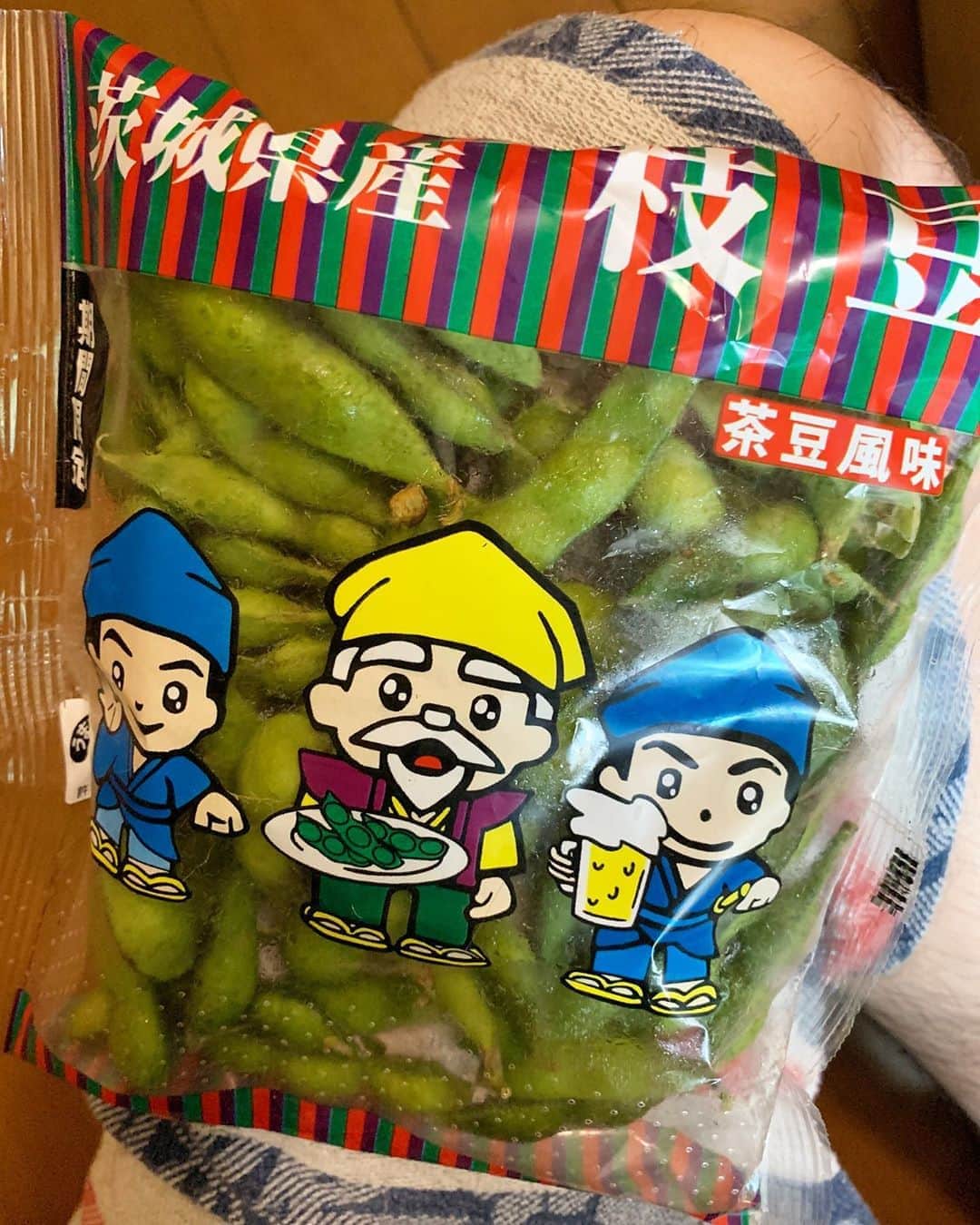 こーいちのインスタグラム：「トシロー君からいきなり住所教えてってメールが来てドキドキして待ってたら枝豆届いた。 プロテインじゃなくてよかった。 では一粒ずつしっかり噛み締めながら頂きます！  #いきなり枝豆」