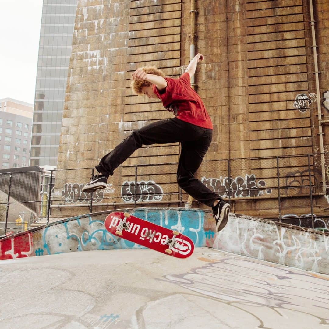 エコーレッドのインスタグラム：「Never underestimate greatness.」