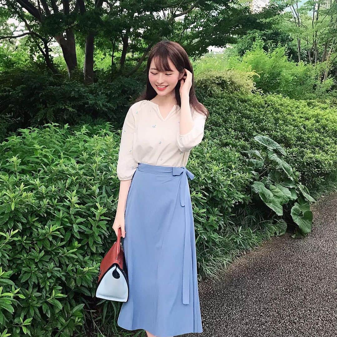 のインスタグラム：「今日は久しぶりにお天気良かったけど、 15時間くらい寝てしまった☀️😴  #fashion  #tops : @justone_jp  #skirt : @petale_official  #bags : @celine」