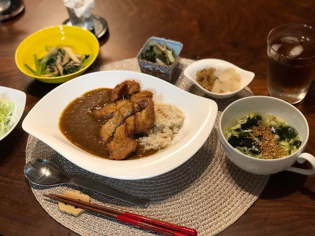 月央和沙さんのインスタグラム写真 - (月央和沙Instagram)「うちの晩ごはん ガッツリ食べて、パワー全開‼️ . #カツカレー #わかめのスープ #ほうれん草ときのこのソテー  #酢の物 #らっきょ #福神漬け #褒められると #調子にのるタイプです」7月19日 20時16分 - kazusa_tsukio