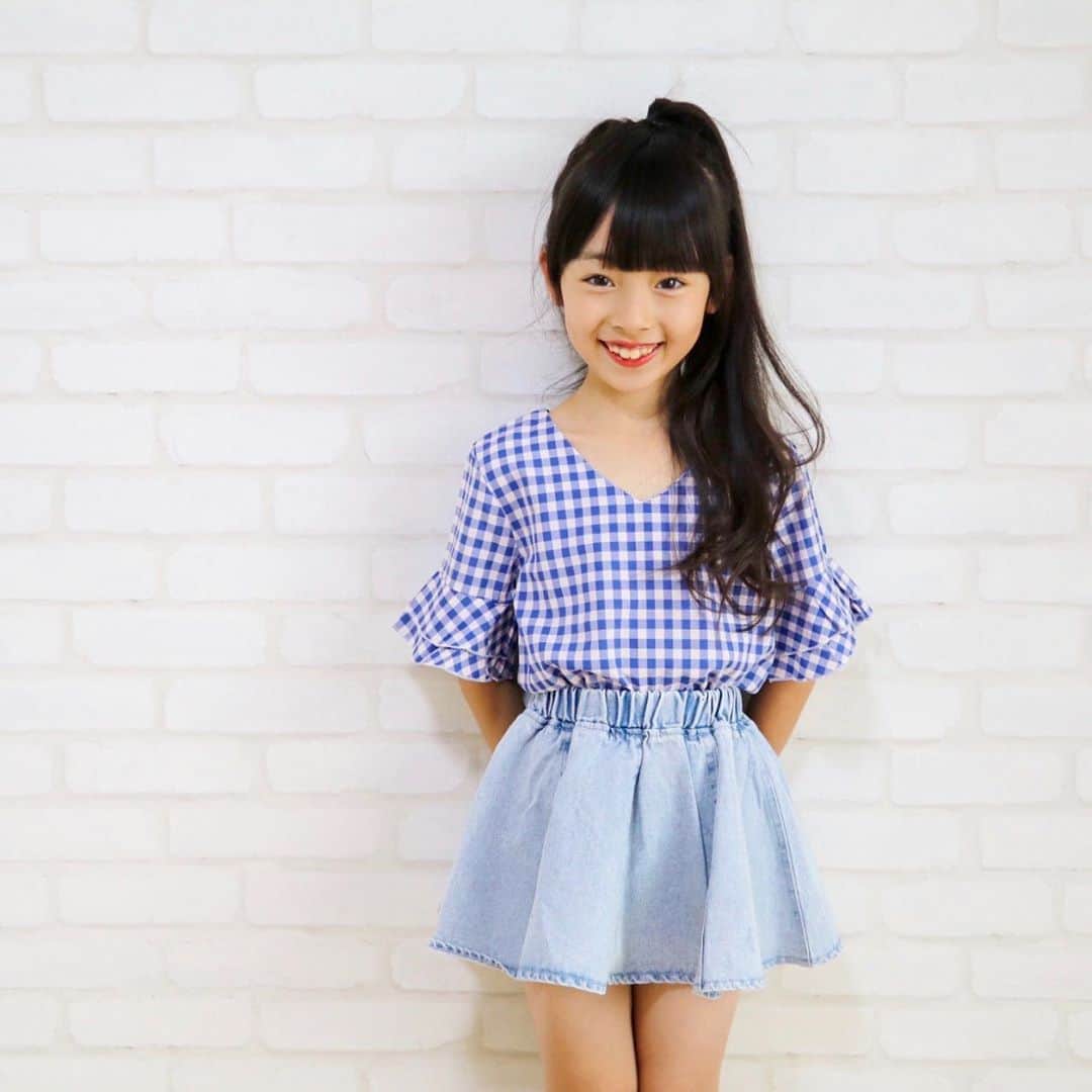 Akiのインスタグラム：「7/19 ・ 娘の最近のハマりごと👧🏻 ・ ・ 曼荼羅(マンダラ)のぬりえ← ・ 学校での休み時間 ひたすら塗っているらしい ・ ・ 1人で塗ってるのかな お友達と仲良く出来てないのかな ・ と思うじゃん？ ・ ・ 仲良しなお友達 女の子2人と男の子2人 ・ あと娘 ・ ・ 計5人で席を近付けて 各々1枚ずつ塗っているらしい ・ 喋らず無心で😌 ・ #どういう状況 #曼荼羅の会 ・ ・ ・ そんな今日の娘服👧🏻 @urbancherry_ のトップス+スカートセット👗 ・ ・ URBAN CHERRYさんのお洋服は 学校に着て行くとみんなに ・ 👧🏻「サキちゃんのお洋服かわいいね！」 ・ と褒めてもらえるので 大のお気に入り🥰 ・ ・ 115cm120サイズ着用で わりとセクシーミニなので 1サイズアップがオススメです☺️👌 ・ ・ ・ ・」