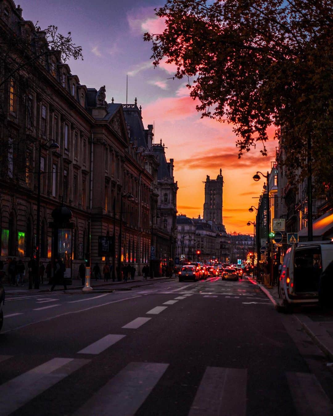 NICOLAS SIMOESのインスタグラム：「That how I love to capture Paris. Right after sunset when the sky shows how beautiful it can be 💛✨」