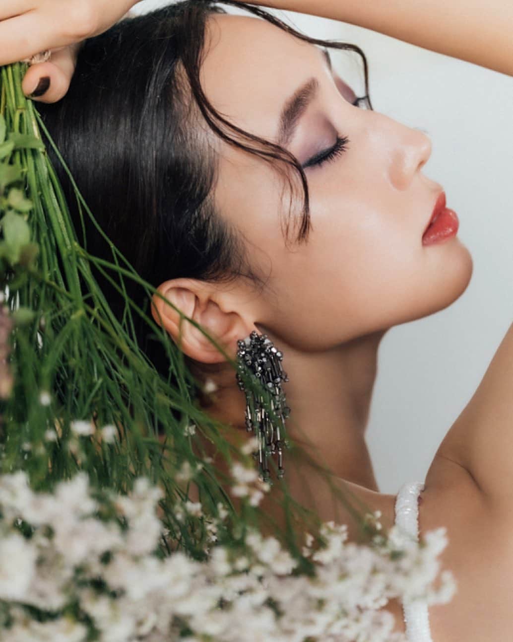 松原汐織のインスタグラム：「#testshooting 💎 ・ Dress / @sophieetvoilatokyo #sophieetvoilatokyo  Photographer / @bisco03zd  Hair & Make up artist / @irodori_yone  Stylist / @dress.stylist.yuko  Florist / @bloom_wedding_  Special thanks @kzk32_wedding_photographer」