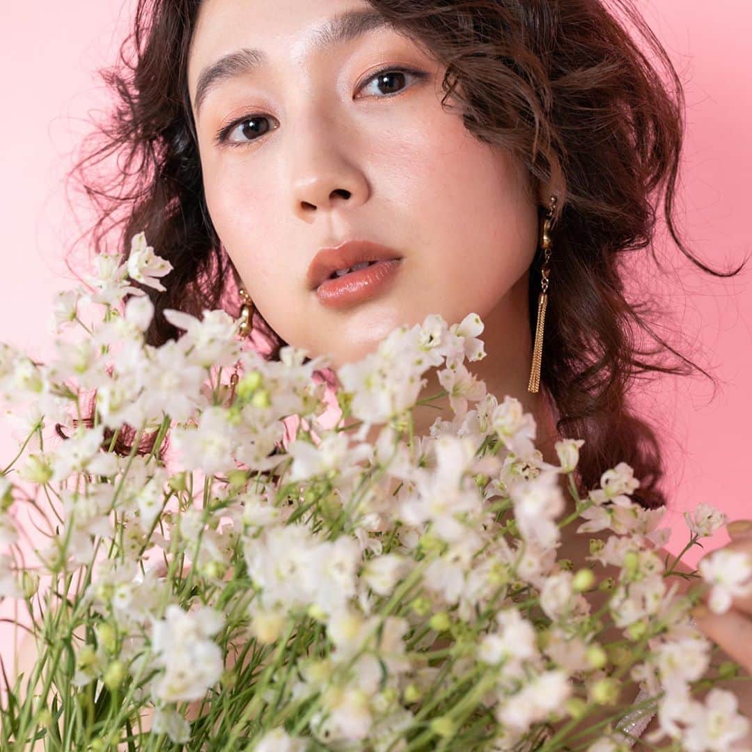 松原汐織のインスタグラム：「#testshooting 💐 ・ Dress / @sophieetvoilatokyo #sophieetvoilatokyo  Photographer / @bisco03zd  Hair & Make up artist / @irodori_yone  Stylist / @dress.stylist.yuko  Florist / @bloom_wedding_  Special thanks @kzk32_wedding_photographer」