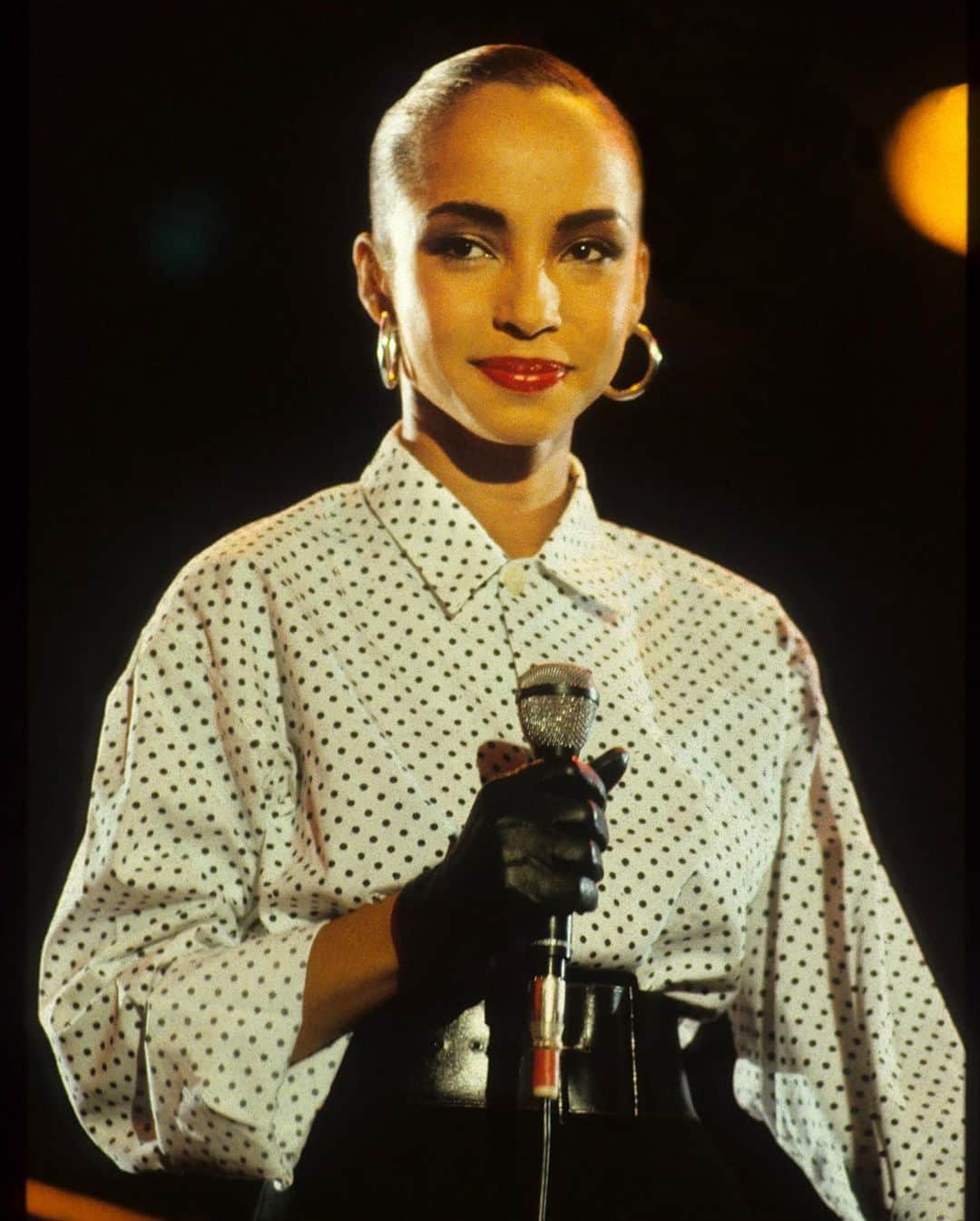 i-Dさんのインスタグラム写真 - (i-DInstagram)「From her smoldering, velvety voice and inimitable lyrical delivery to her signature gold hoops and back-grazing braid, there’s no one like @Sade.⁣ ⁣ At the link in bio, we illustrate the illustrious singer’s career with some of her defining looks.⁣ .⁣ .⁣ .⁣ Text @zoekends⁣ 1)Photography @nick_knight [The All Star Issue, No. 14, April 1983]⁣ 2)Photography Pete Still/Redferns⁣ 3)Photography Rob Verhorst/Redferns⁣ #Sade」7月19日 20時25分 - i_d