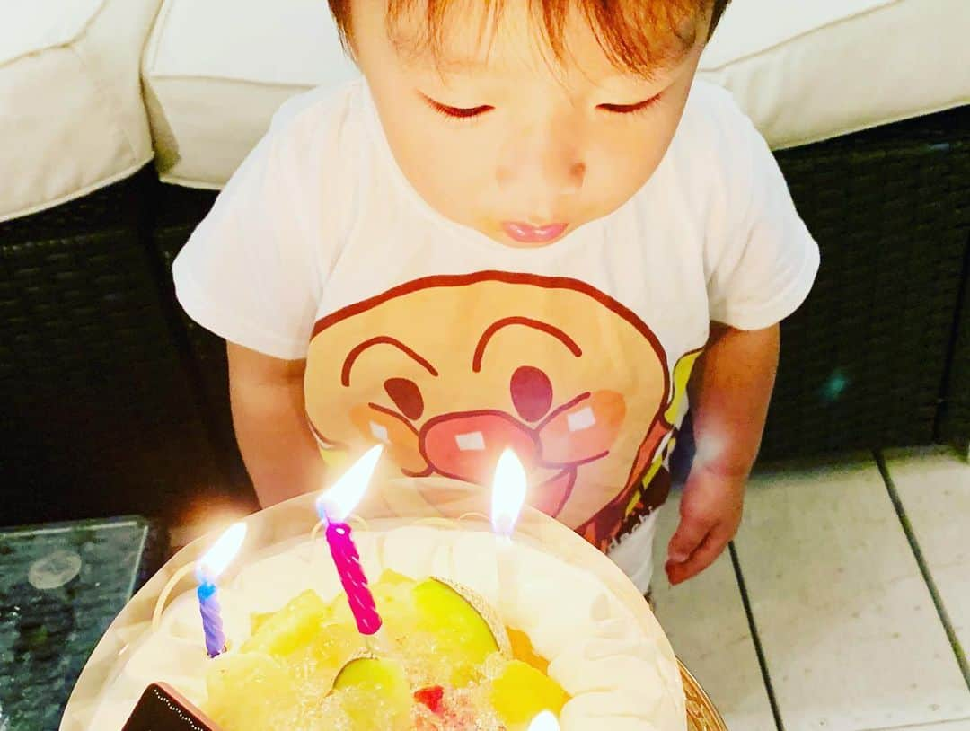 杉浦太陽さんのインスタグラム写真 - (杉浦太陽Instagram)「結婚記念日のケーキ🎂  コアしゃんが、ふぅ〜っ！ って、してくれました(^^)  @sugiurataiyou_official  #結婚記念日ケーキ #コアがふぅ〜(^^)」7月19日 20時25分 - sugiurataiyou_official