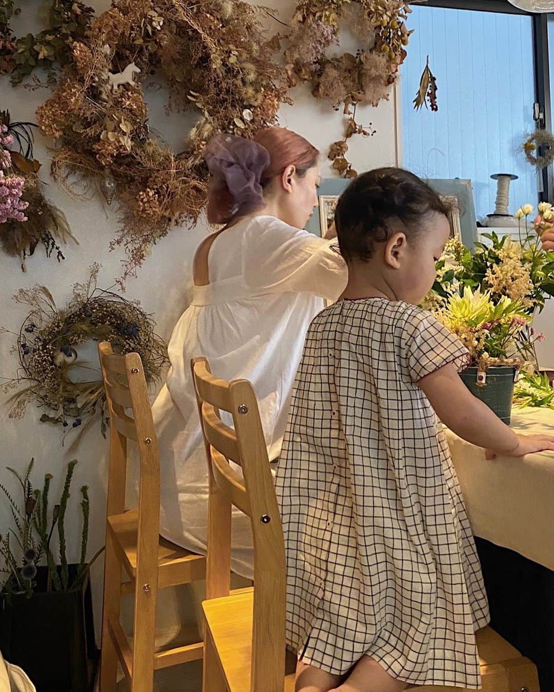 目見田早弥子のインスタグラム：「💐 娘と並んで真剣にアレンジしてるところ。 私たちがレッスンしてる間は 娘も先生に教えてもらいながら 一生懸命真似っこしてます👧🏻✨」
