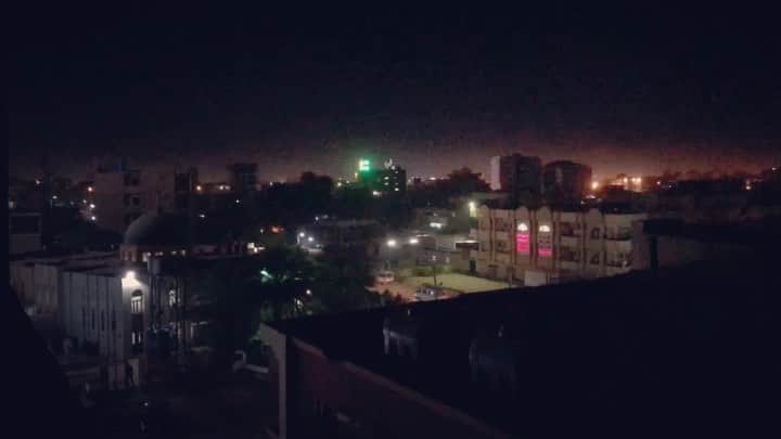 堀潤のインスタグラム：「はじめてのアフリカは、スーダン。去年、市民革命をきっかけに軍が動き独裁政権が倒れた。数百人の市民が殺害され、銃声響く現場からJVCの現地駐在員に伝えてもらった。その首都ハルツーム。到着の夜は平穏だった。#sudan #ngo #revolution #2019 #堀潤」