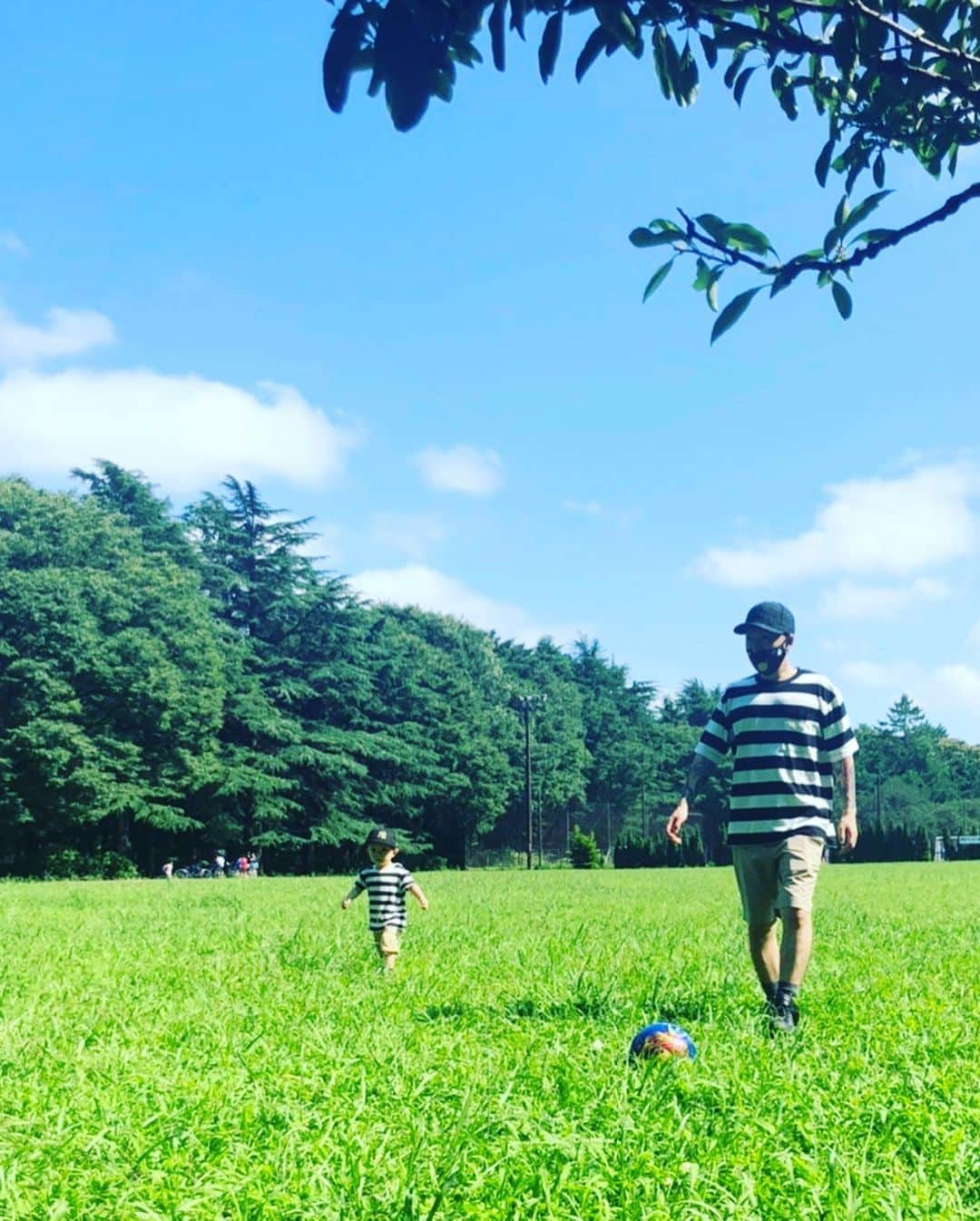 MAH さんのインスタグラム写真 - (MAH Instagram)「.﻿ やっと晴れた！！🌞﻿ ので公園へ﻿ ﻿ サッカー禁止🚫﻿ だったのでボール蹴れず…低速ドリブルだけして帰りました﻿😇 ﻿ @stancesocks @stance_japan からマスク頂きました﻿ ありがとうございます！」7月19日 20時27分 - mahfromsim