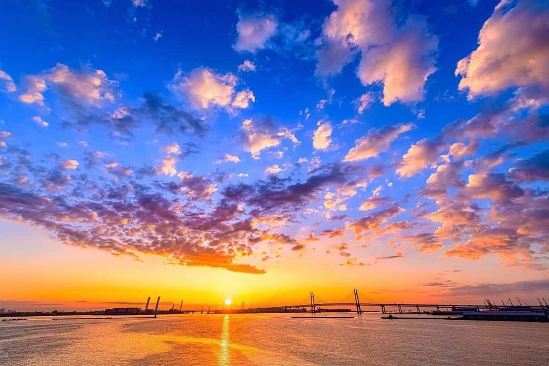 のインスタグラム：「Yokohama skies to take your breath away. #myyokohama   #yokohama #darlingescapes #beautifuldestinations #artofvisuals #somewheremagazine #discoverglobe #travelawesome #passionpassport #lovejapan #explorejapan #japanlife #japanfocus #japan_vacations #japanrevealed #よこはま #ヨコハマ #横浜」