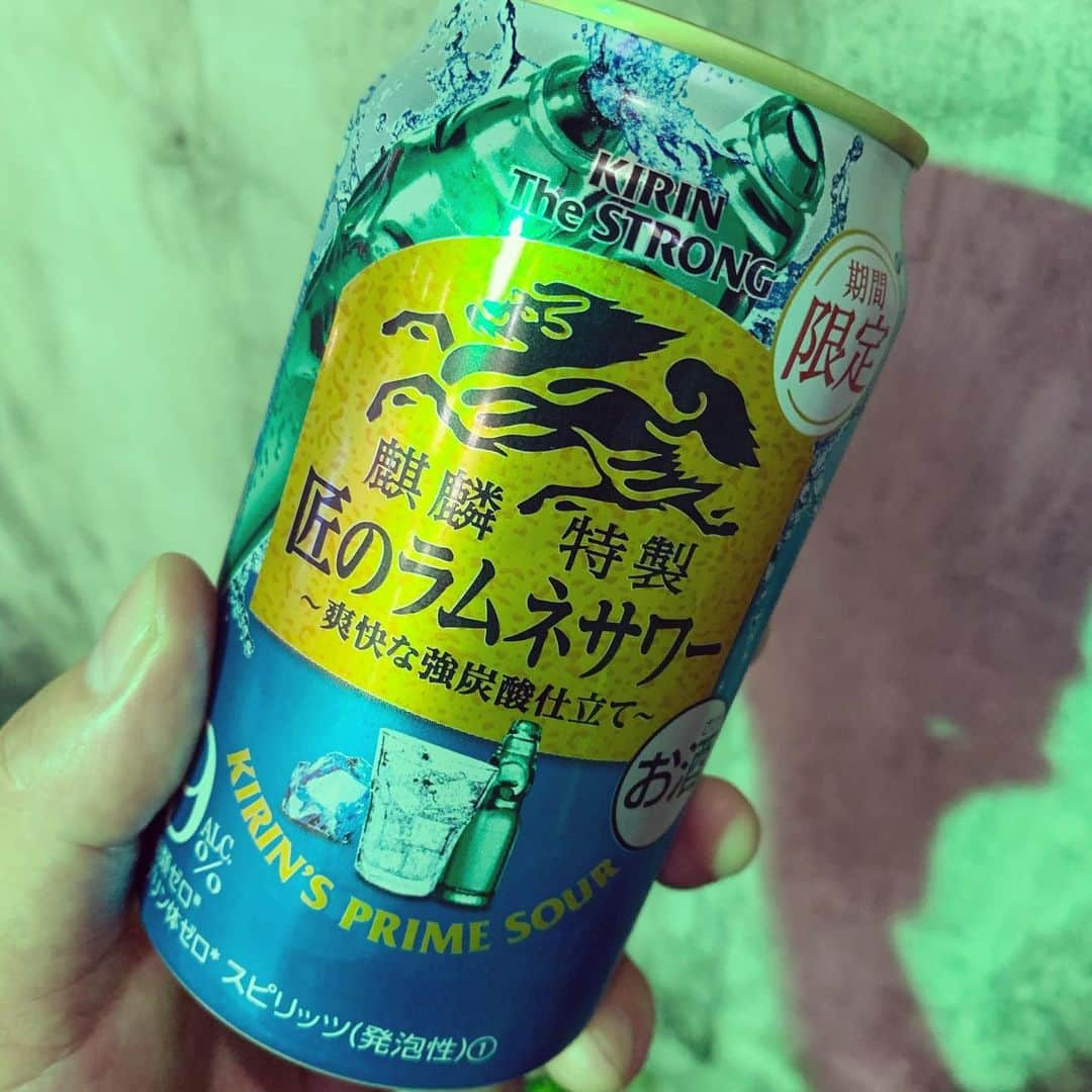 飯田カヅキさんのインスタグラム写真 - (飯田カヅキInstagram)「業務終了、即酒！  #kirin #kirinthestrong #麒麟特製匠のラムネサワー」7月19日 20時32分 - kazukiiida_strange