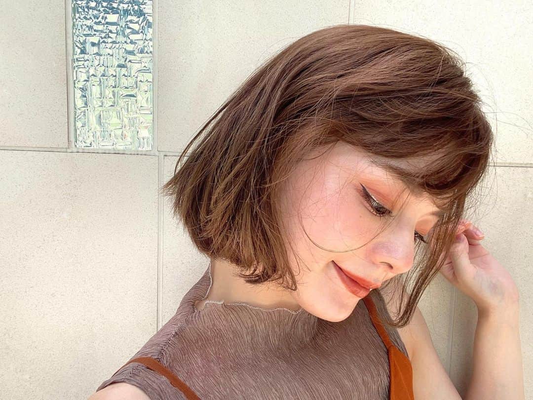 小濱庸子のインスタグラム：「I got my hair cut✂️by @kashiwagura_tomonori  バッサリー、すっきりー！！！ だから、目元もキラキラさせて雰囲気変えた💋目尻と下瞼の目元に、、、🤍🤍 #ボブ #ヘアカット #メイク #コスメ #bidol #アイパレ #グリッターライナー01 #マイシャンパン #アイライナー #cosmetics #makeup #hairstyle #eyeliner #イメチェン #bob #アラサーメイク #キラキラライナー #涙ライナー #うるうる #スタイルチェンジ #bidol」