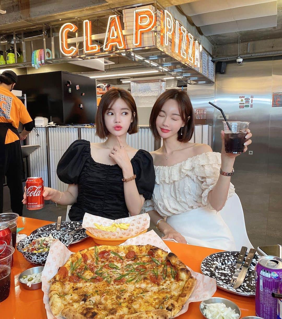 Hyemiさんのインスタグラム写真 - (HyemiInstagram)「우리는 단발머리 친구사이🤭 ⠀ 클랩피자 요날 처음가보고 맛있어서 오늘 오빠랑 또 감🤗 ⠀ 고칼로리 음식엔 에이드핏 필수예용! 오늘밤 12시 특별구성도 오픈합니다앙😘 ⠀ #클랩피자 #단발머리 #친구」7月19日 20時39分 - hinzajoa