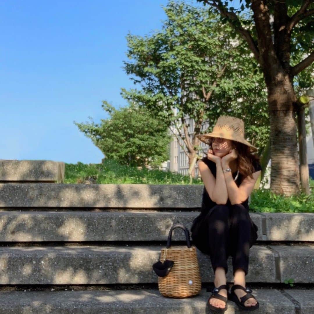 Sayakaのインスタグラム：「* 久しぶりにブラックコーデ🖤 良いお天気だった今日は久しぶり太陽たくさん浴びて パワーチャージ完了🌈🌞✨ . .  #fashion #ootd #coordinate #zara #thenorthface #basketbag #ajolie #hat #maisonspecial #lamaisondelyllis #sayakascoordinate #ザラ #かごバッグ #アジョリー #シンプルコーデ #ブラックコーデ」