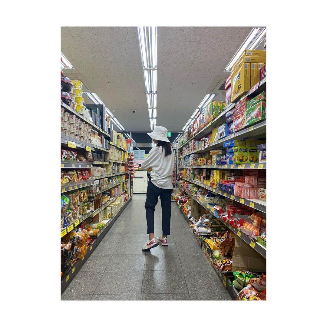 カン・イェウォンのインスタグラム：「슈퍼마켓에서 초집중. 라면두봉지. 득템. 이런 열정으로 공부를했음 서울대에 갔겠지. 😔  #소소한일상」