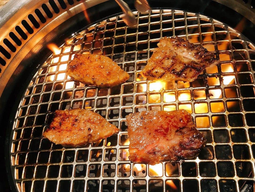山田麻莉奈さんのインスタグラム写真 - (山田麻莉奈Instagram)「きのうはややたんと焼肉でした🥳 先週もランチ行って ずーーーーっと喋っとって きのうも話尽きんかった🥳🥳  だれかといる時間ってほんとに幸せ〜 ややたんすき〜 そしてお肉さいこう〜〜 タンが好きです。 タンと生肉がすき。  西麻布の焼肉みつくに ( @yakiniku_mitsukuni )てとこ！ 内装綺麗でお肉もめちゃめちゃおいしくて お値段意外とリーズナブル。 とてもおすすめ🥳  #焼肉みつくに #西麻布 #六本木」7月19日 20時54分 - marina.yamada_324
