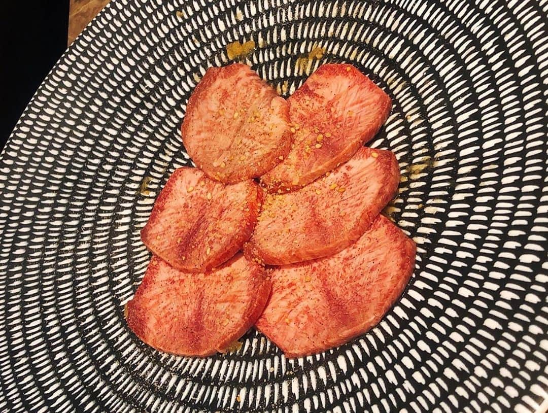 山田麻莉奈さんのインスタグラム写真 - (山田麻莉奈Instagram)「きのうはややたんと焼肉でした🥳 先週もランチ行って ずーーーーっと喋っとって きのうも話尽きんかった🥳🥳  だれかといる時間ってほんとに幸せ〜 ややたんすき〜 そしてお肉さいこう〜〜 タンが好きです。 タンと生肉がすき。  西麻布の焼肉みつくに ( @yakiniku_mitsukuni )てとこ！ 内装綺麗でお肉もめちゃめちゃおいしくて お値段意外とリーズナブル。 とてもおすすめ🥳  #焼肉みつくに #西麻布 #六本木」7月19日 20時54分 - marina.yamada_324