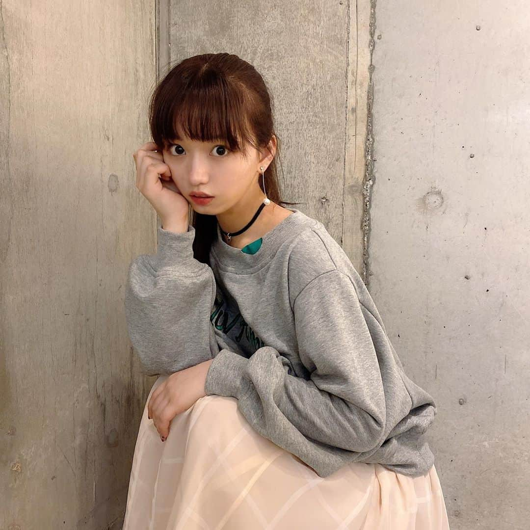 岩城優里さんのインスタグラム写真 - (岩城優里Instagram)「︎︎︎︎︎☺︎ . . 首元の開きの位置が少しズレていてアシンメトリーになってる 可愛いデザインのお洋服☽ . このお洋服は既に販売されてるみたいです︎︎︎︎︎☺︎ 今の時期でも少し肌寒い日とか春夏たくさん着れそう✿. . . . #mythik #トレーナー #トレーナーコーデ  #オフショル #オフショルアシンメトリー  #アシンメトリートップス  #ポニーテール #ぽにーてーる  #153cmコーデ #154cmコーデ #専門学生」7月19日 20時47分 - yuriiwaki_1130