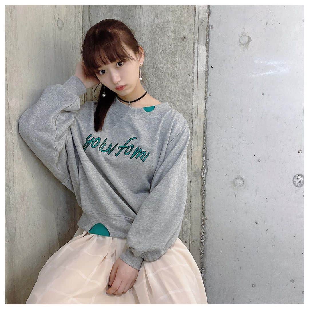のインスタグラム：「︎︎︎︎︎☺︎ . . 首元の開きの位置が少しズレていてアシンメトリーになってる 可愛いデザインのお洋服☽ . このお洋服は既に販売されてるみたいです︎︎︎︎︎☺︎ 今の時期でも少し肌寒い日とか春夏たくさん着れそう✿. . . . #mythik #トレーナー #トレーナーコーデ  #オフショル #オフショルアシンメトリー  #アシンメトリートップス  #ポニーテール #ぽにーてーる  #153cmコーデ #154cmコーデ #専門学生」