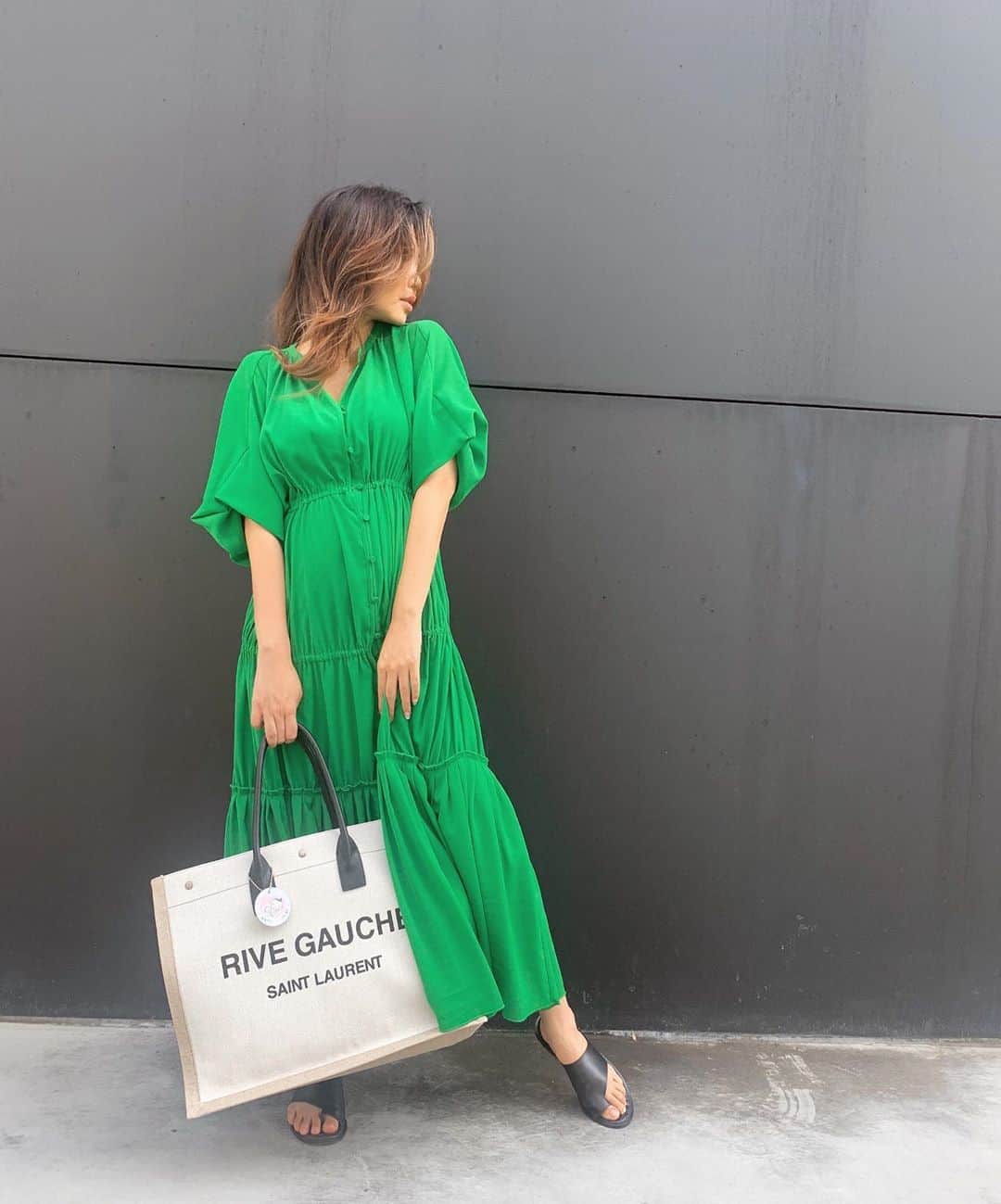 Yumaikaのインスタグラム：「すいかわんぴーす🍉 お腹が妊娠中で まんまるだから🤰🏻🍉✨  安定期に入ってから 旦那と二人の時間を大切に使ってる🌴   ほぼ リモートでずっと一緒だから そりゃ喧嘩もするけど🤣  この写真は デートのときの👫久しぶりに撮ってもらったら顔ひきつってた🤣 Instagram 更新さぼり気味🥺 日記みたいに書いていこうかな❤︎」