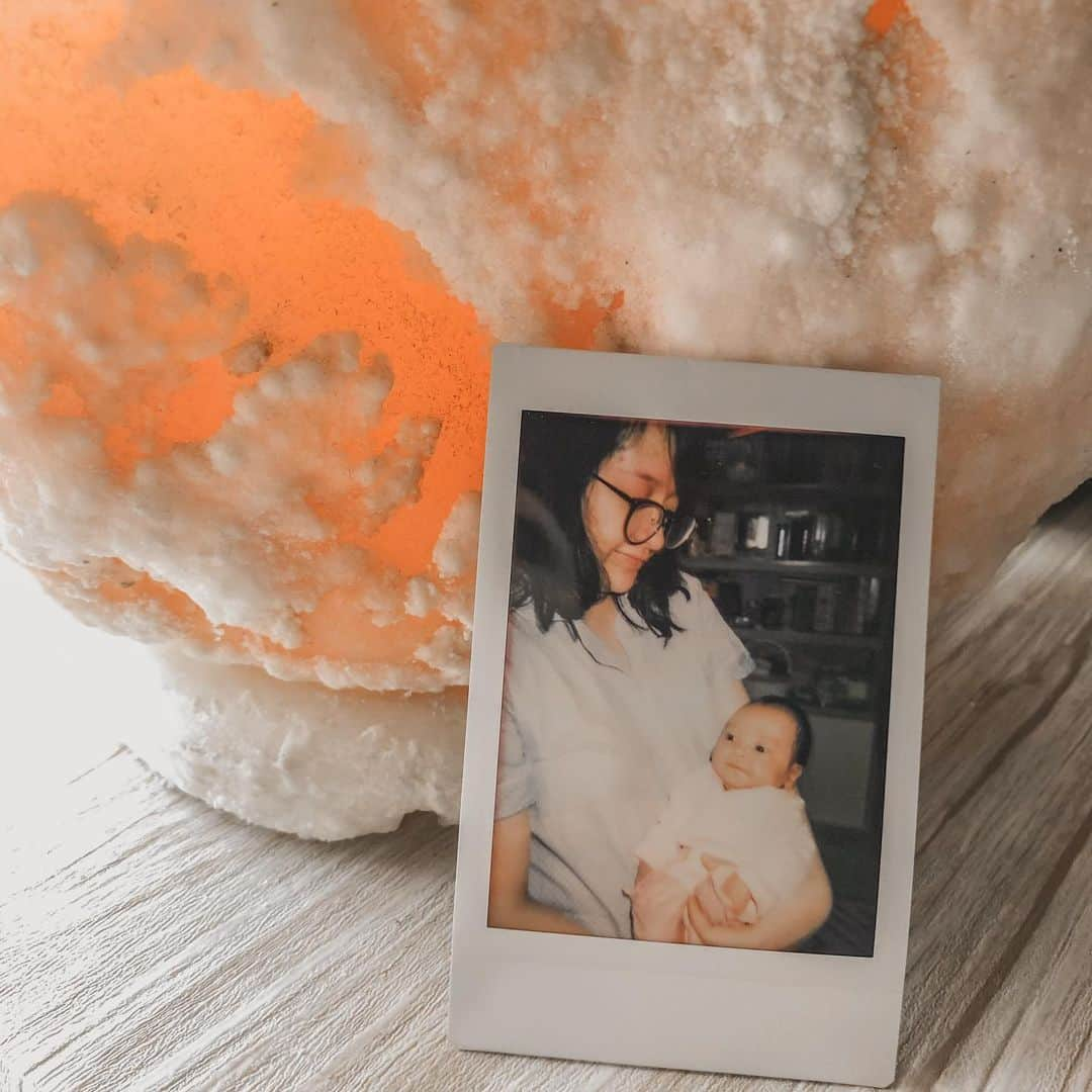 デフィ・キナル・プトリさんのインスタグラム写真 - (デフィ・キナル・プトリInstagram)「Our very first polaroid photo❤️  (lagi meng-ijah, babynya lucu bgt pas sebelum foto kayanya lagi bengong, pas difoto senyum🥰)  . .  . #polaroid #kalunaalikamurod #kinal」7月19日 20時51分 - kinalputridevi