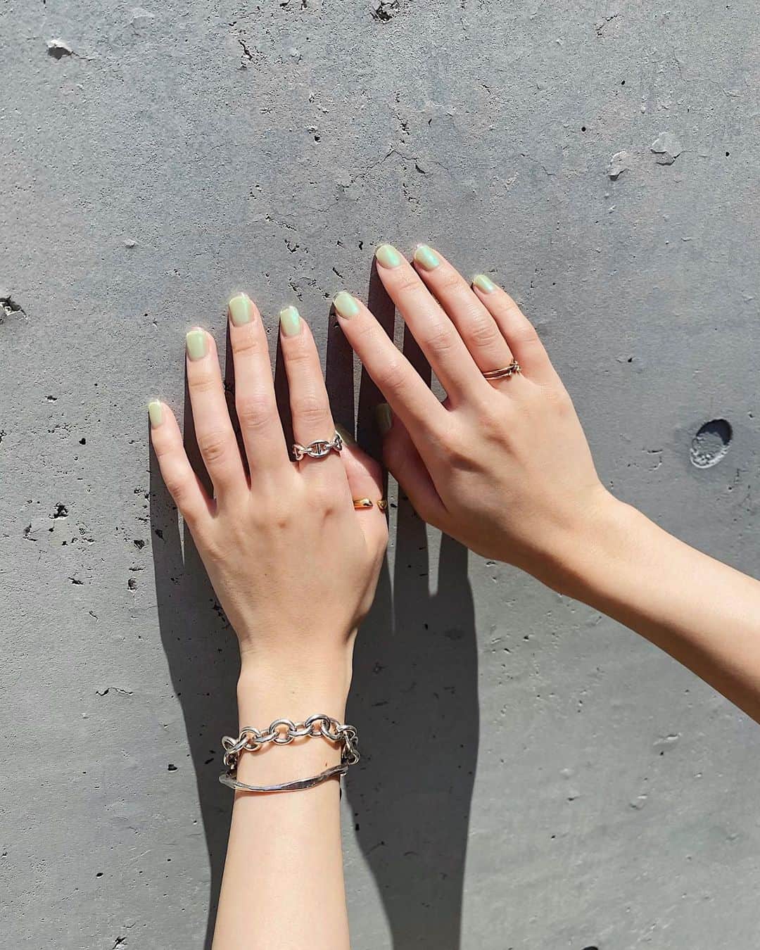 大野真昂のインスタグラム：「☺︎ ・ ▫️new nails▫️ ・ ミントグリーンに オーロラミラーして クリアフレンチ🥚♡ ・ 夏ネイルかわいい〜🥺🌿✨ ・ #nails #ネイル #ミントグリーン #ミントグリーンネイル #クリアフレンチ #ミラーネイル #オーロラネイル #夏ネイル #ジェルネイル」