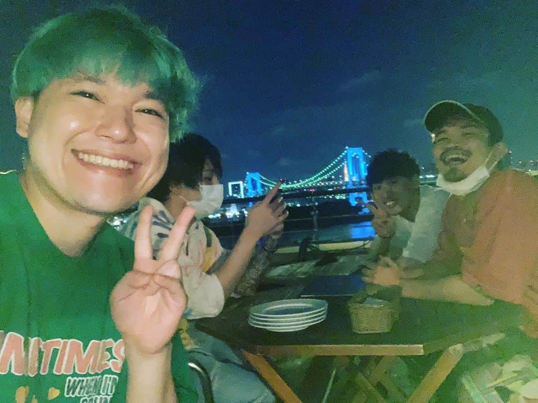 相馬トランジスタのインスタグラム：「みんなでご飯来た🌈  #毎日笑顔日記 #マホトは無視（ツンデレ） #匂わせなう」